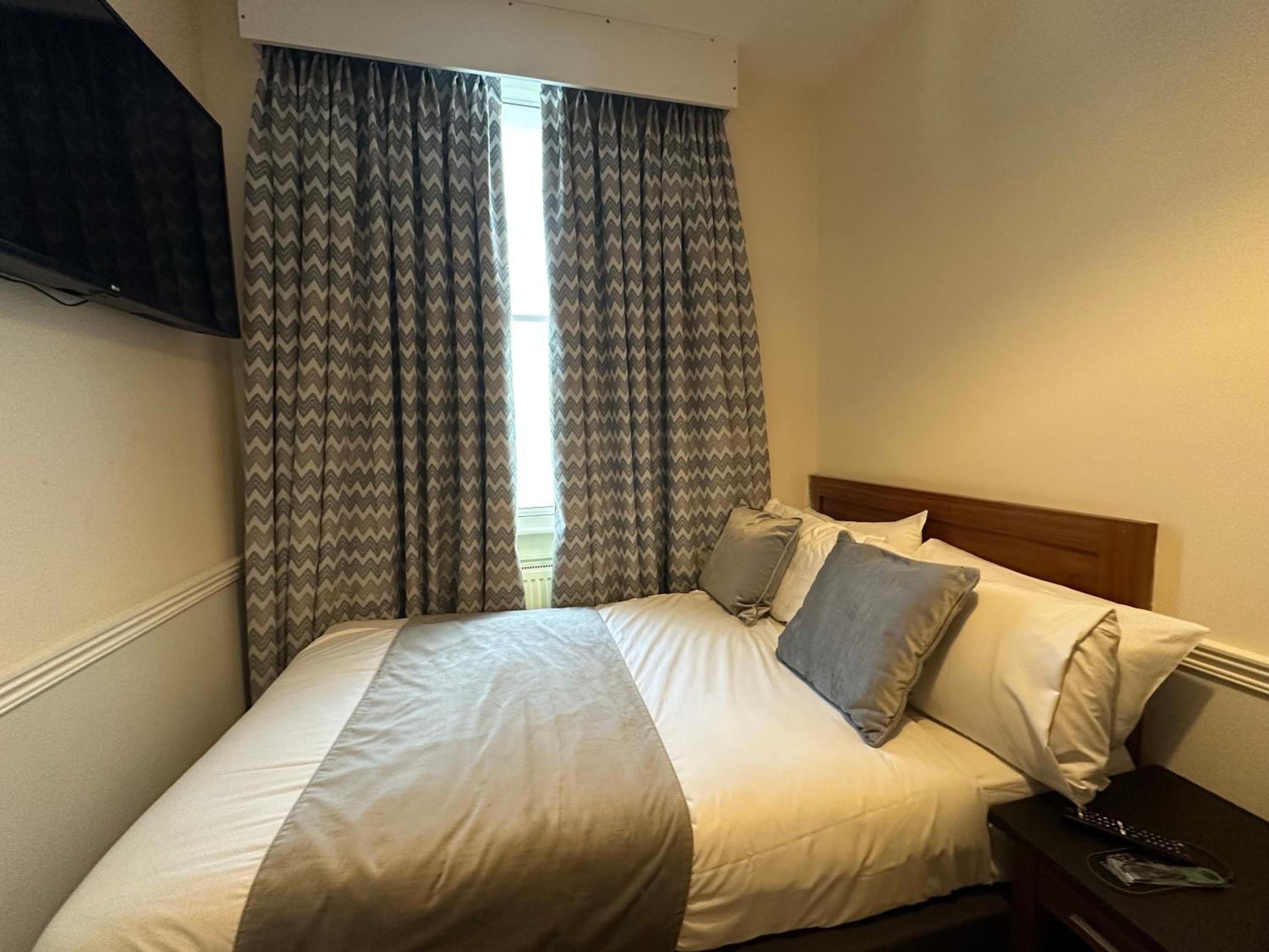 Queen Room photo 3