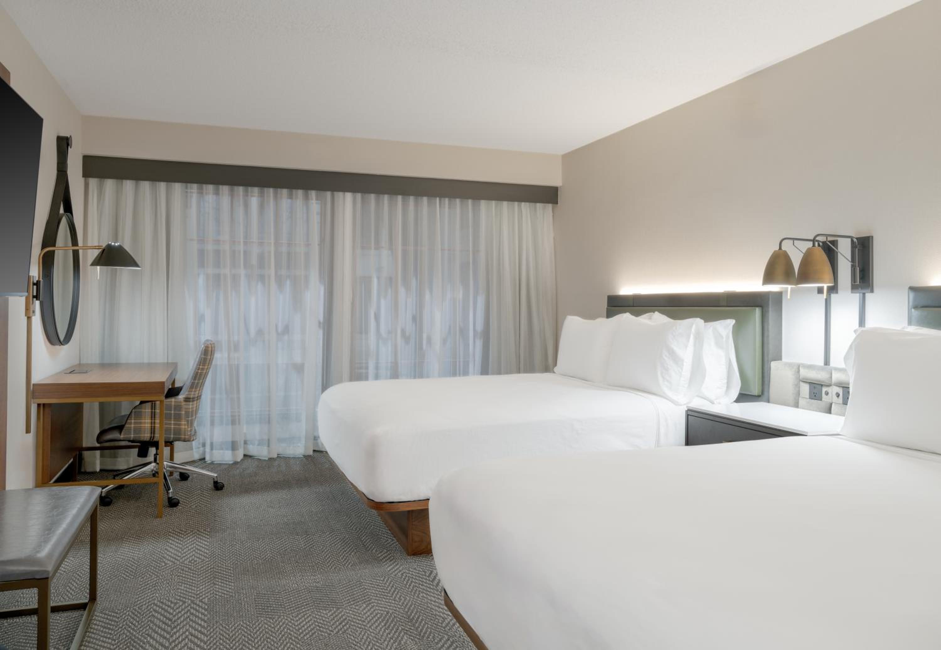 Premium Queen Room with Two Queen Beds - Photo 3