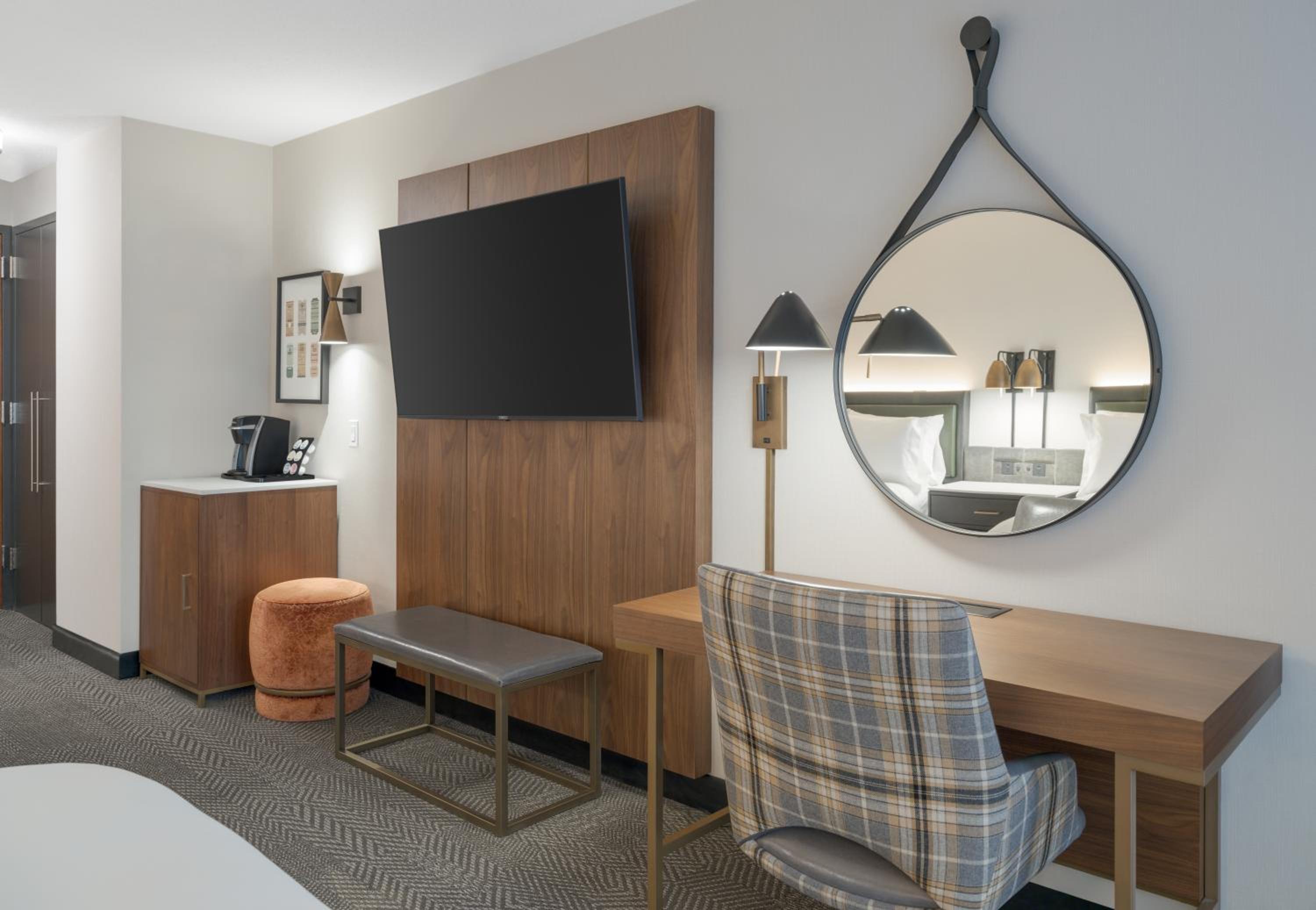Premium Queen Room with Two Queen Beds - Photo 4