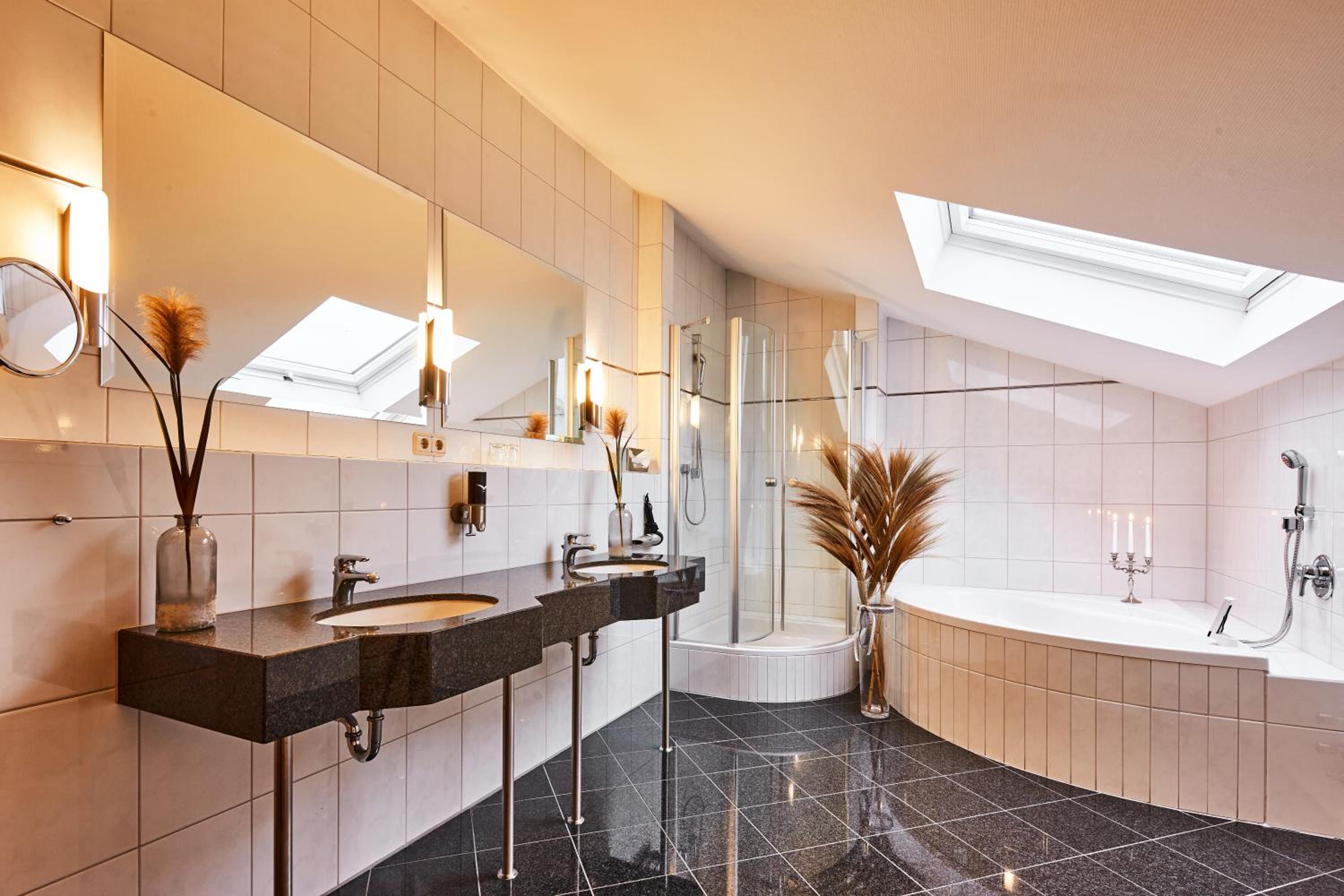 Deluxe Suite with Spa Bath photo 2
