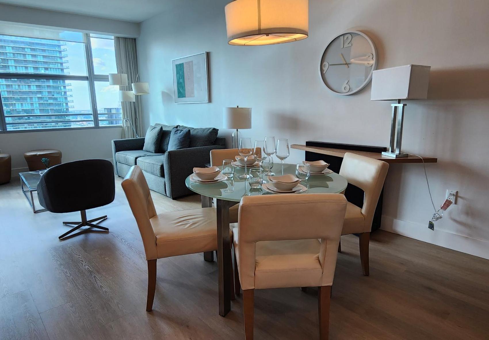 Deluxe One-Bedroom Apartment with City View photo 3