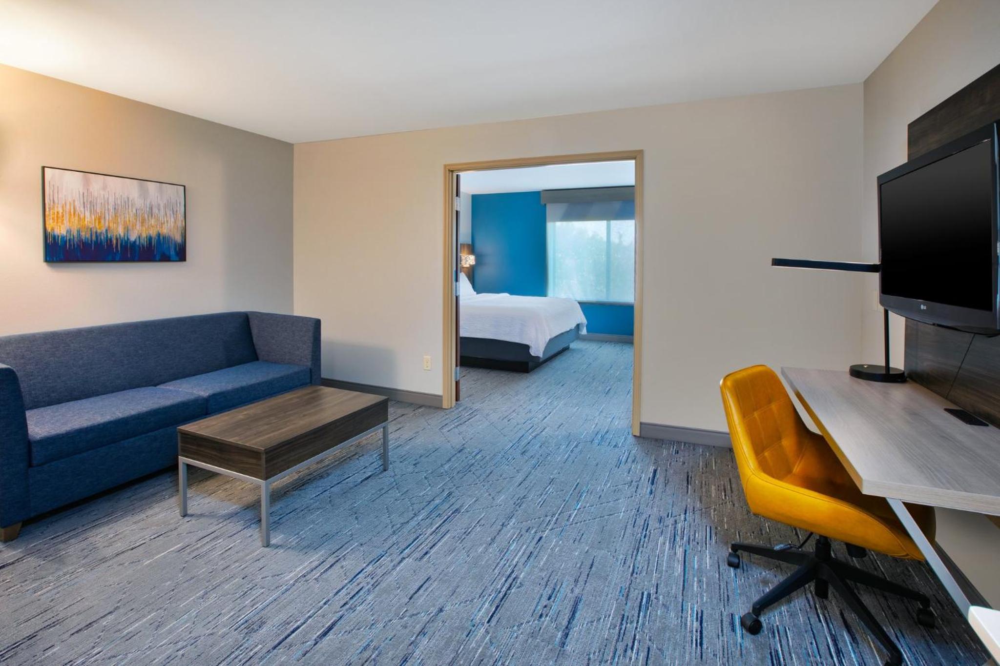 One-Bedroom King Suite with Sofa Bed photo 3