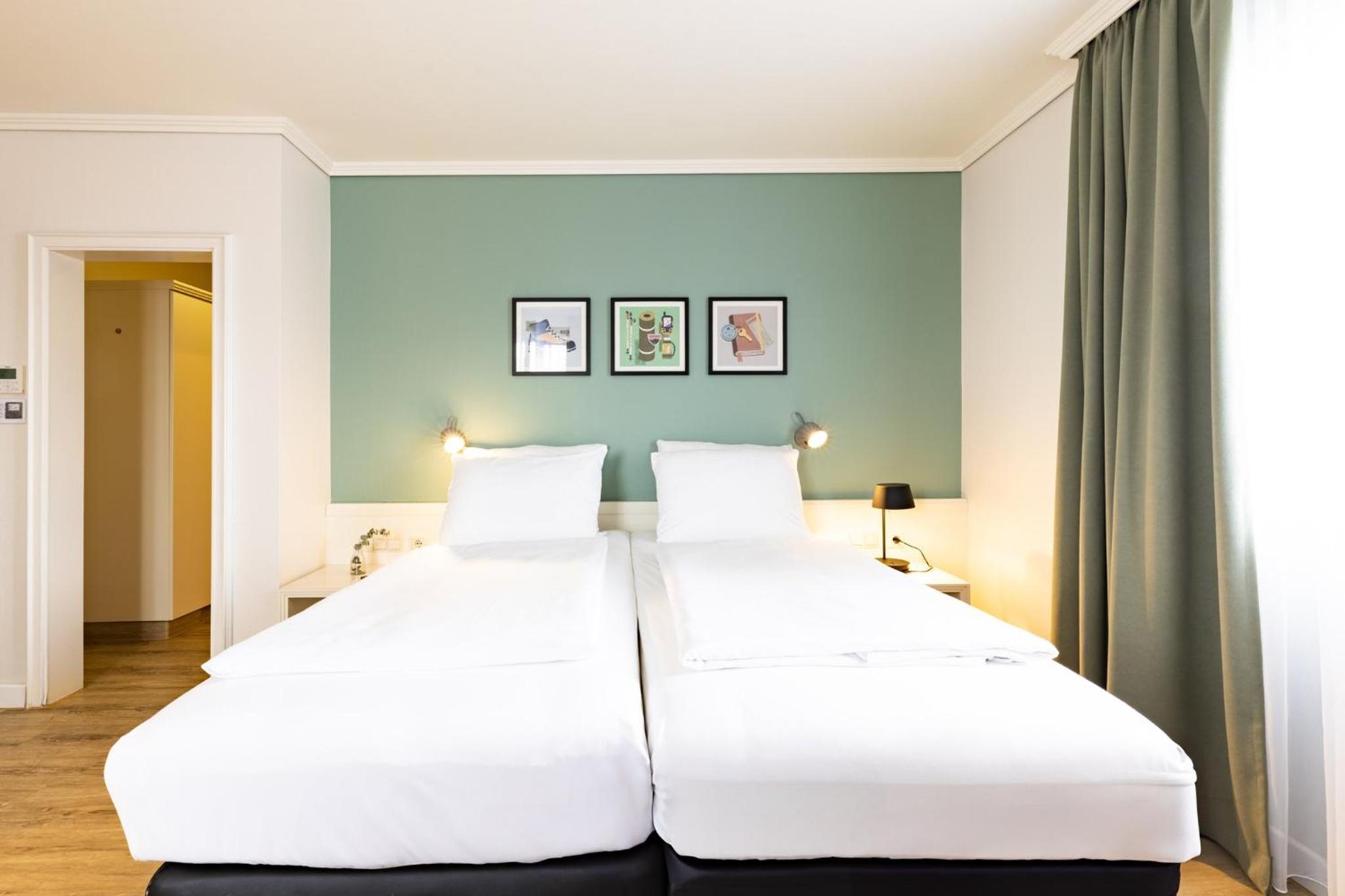 Premium Twin Room photo 3