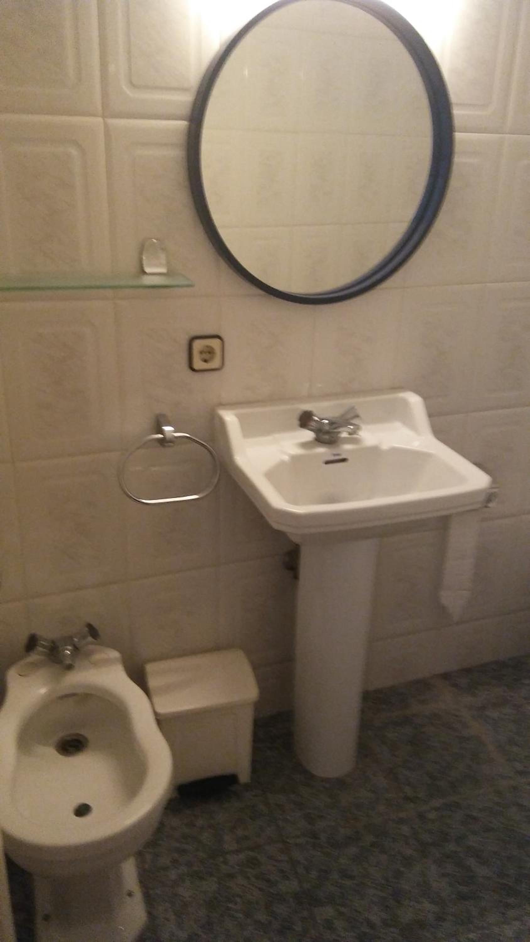 Twin Room with Private Bathroom - Photo 2