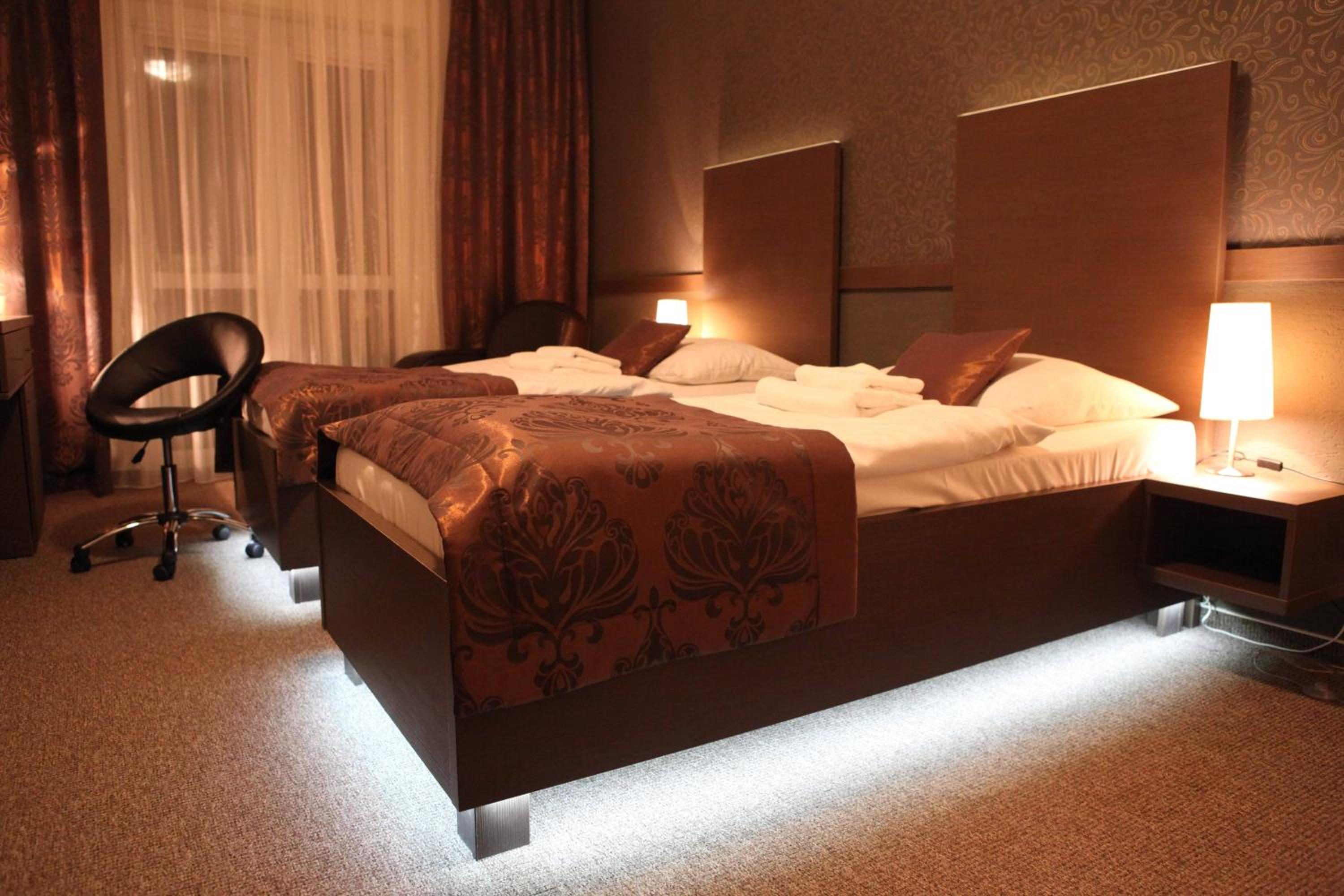 Business Room (2 Adults) - Photo 13