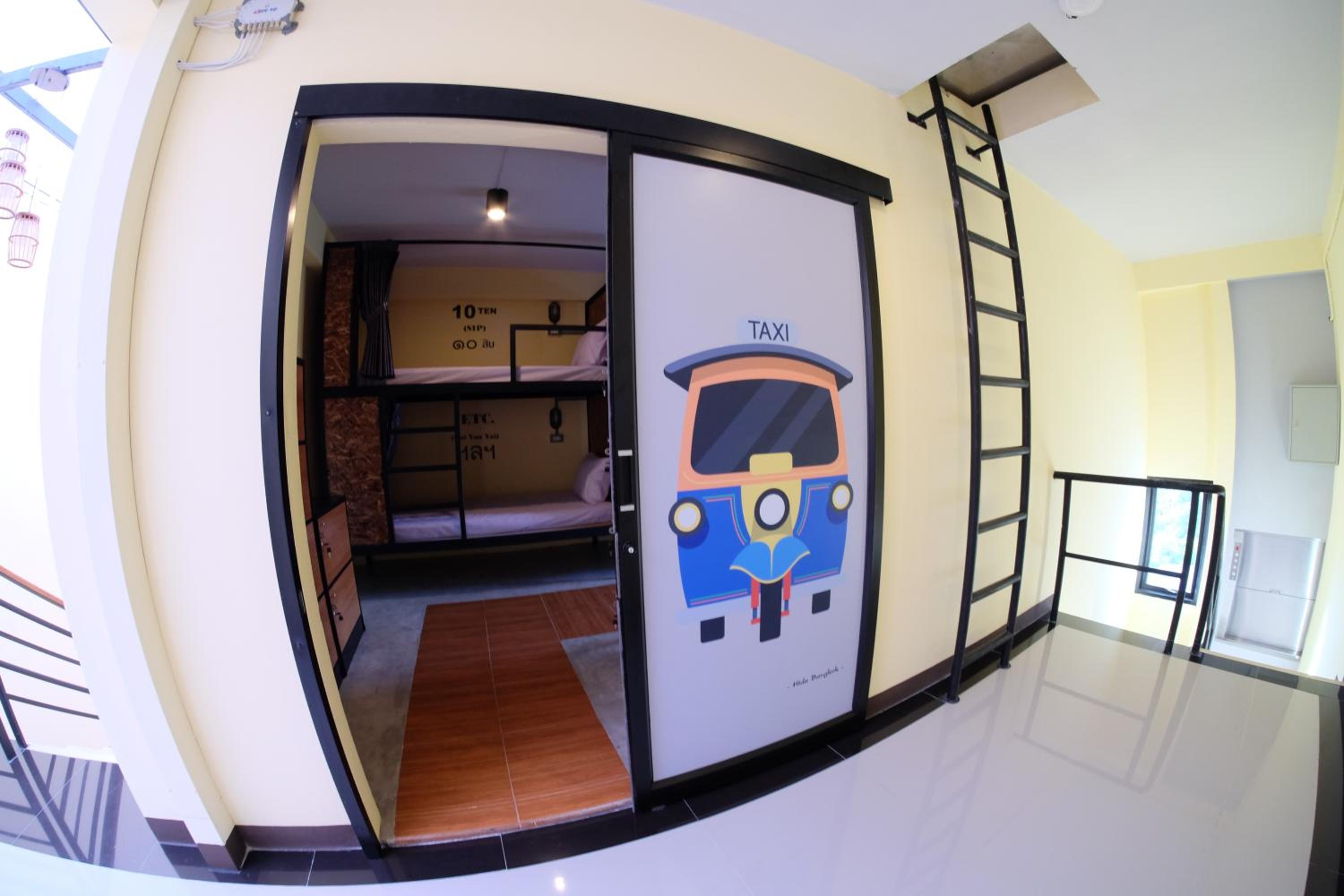 Private 10-Bed with Shared Bathroom photo 2