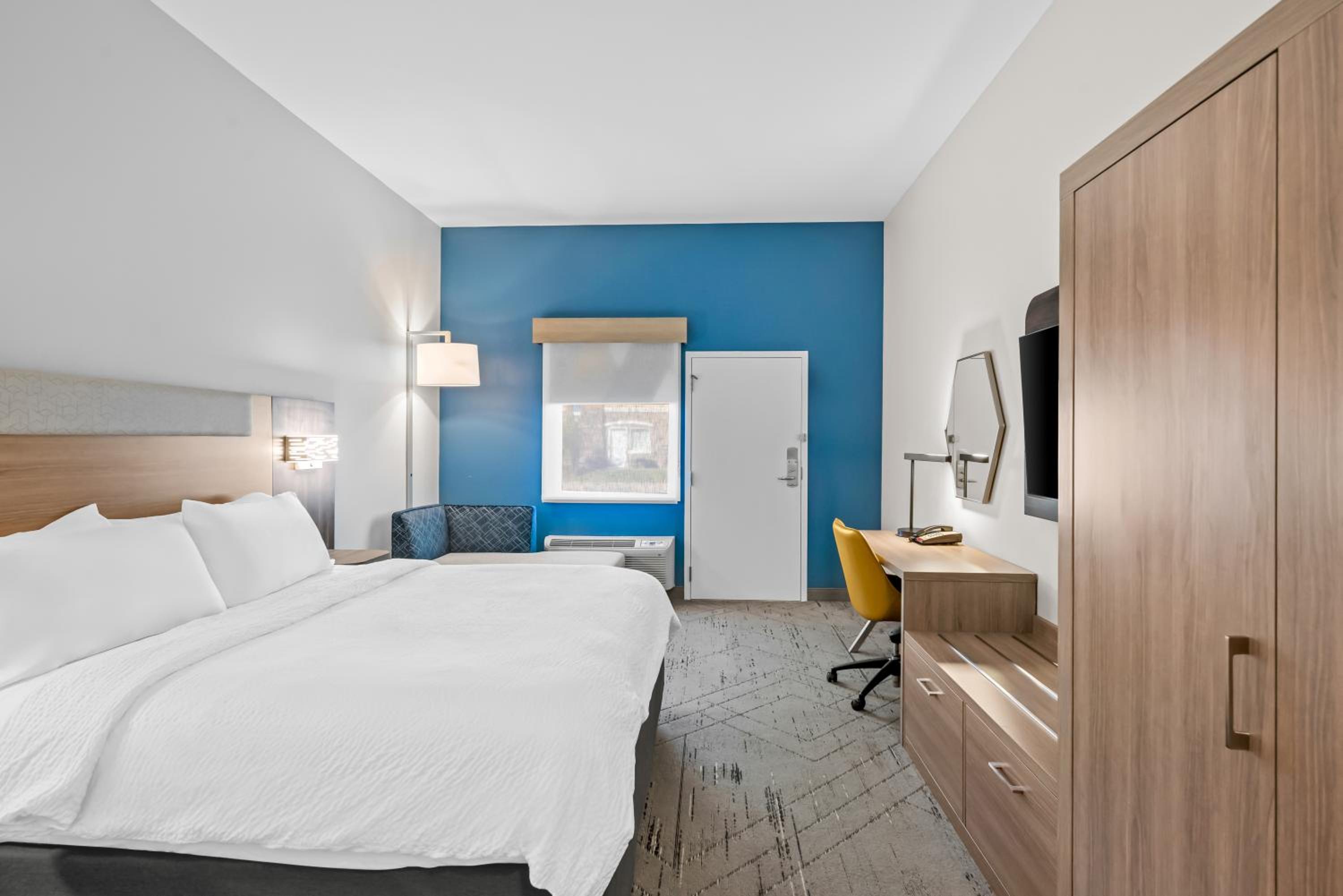 Standard King Room with Pool View - Photo 3