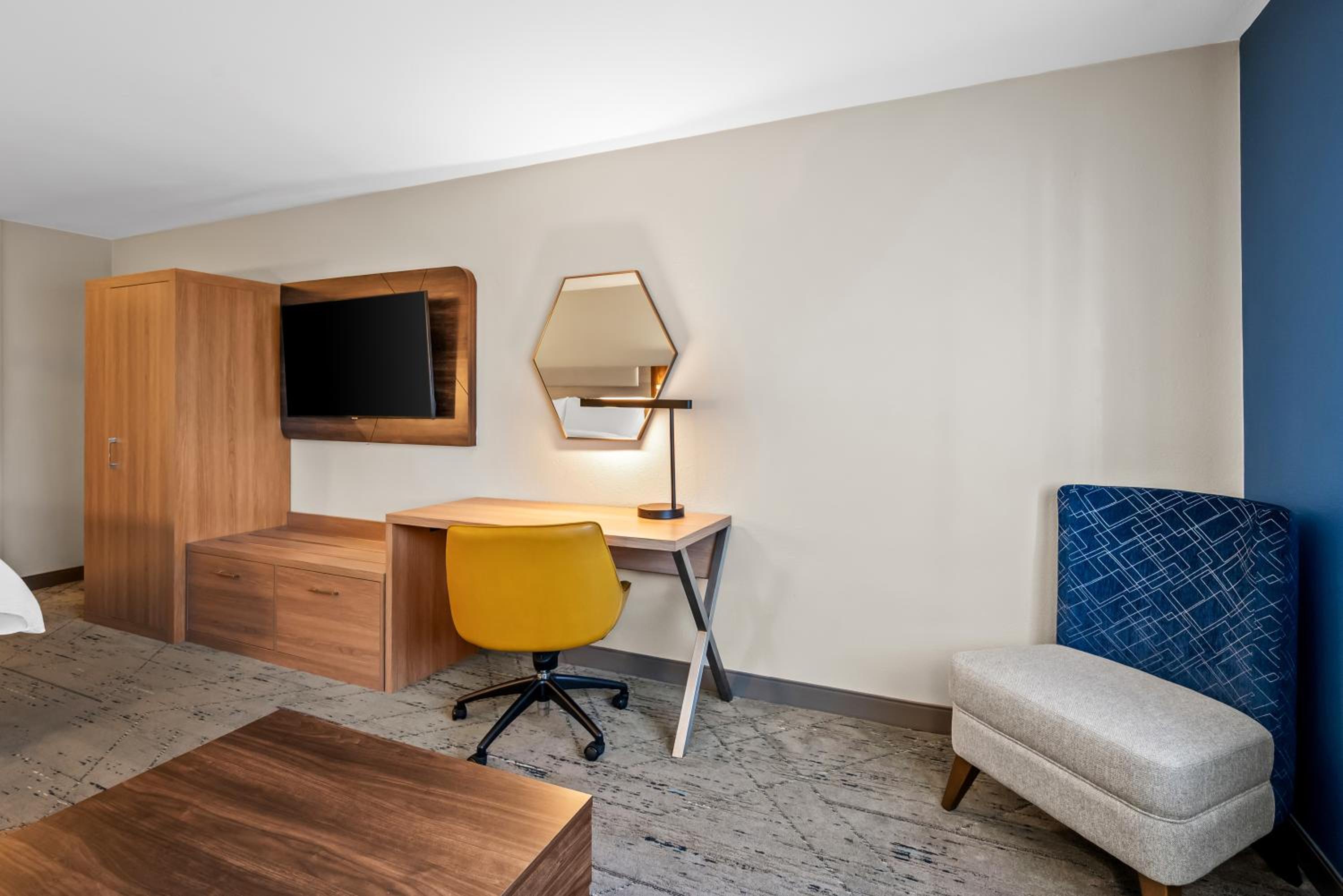 Standard King Room with Sofa Bed - Photo 2