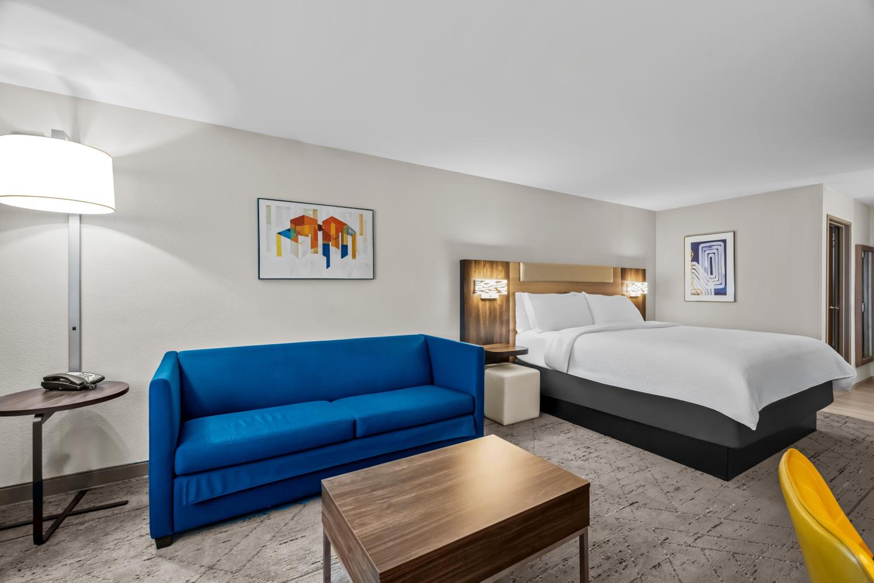 Standard King Room with Sofa Bed - Photo 3