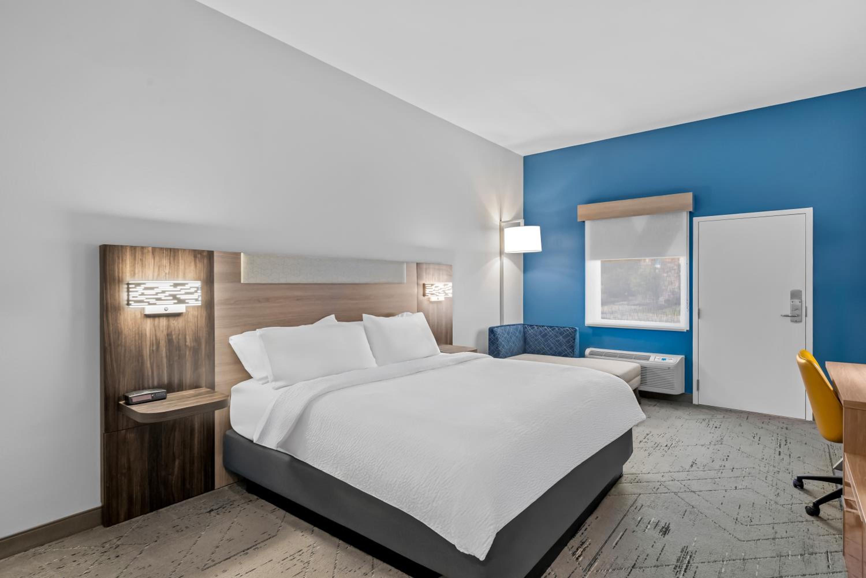 Standard King Room with Pool View - Photo 4