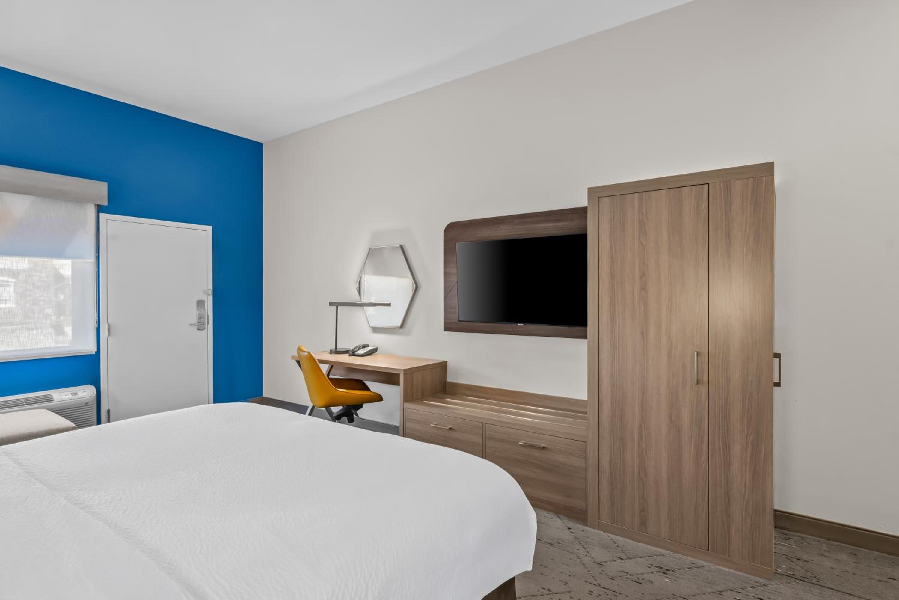 Standard King Room with Pool View - Photo 1