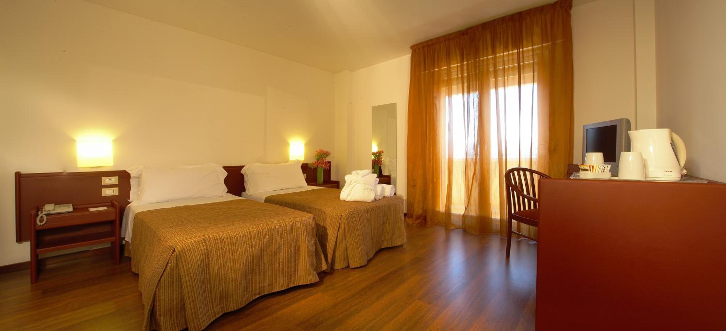 Standard Twin Room - Photo 1