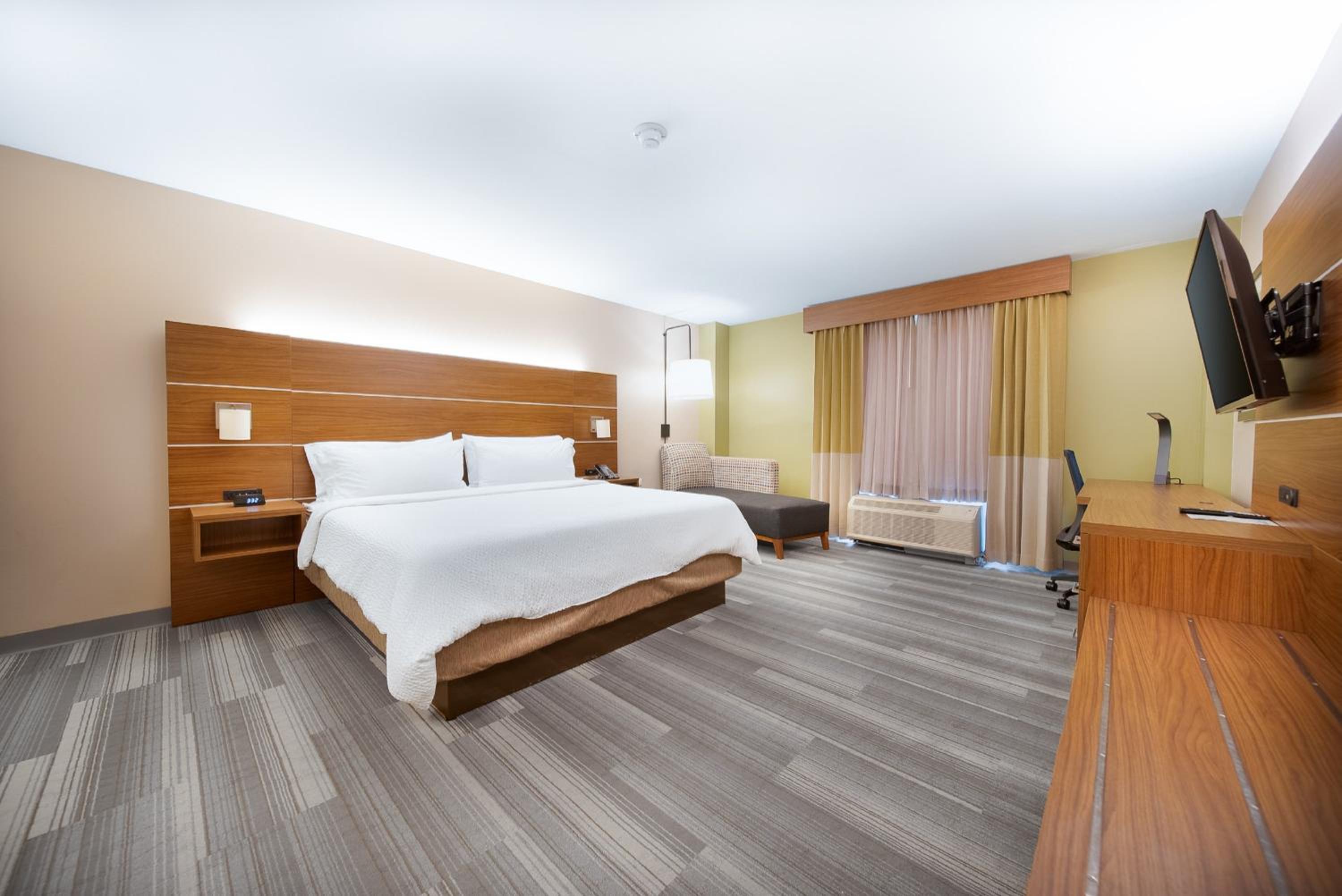 Standard King Room with Extra Floor Space - Photo 2