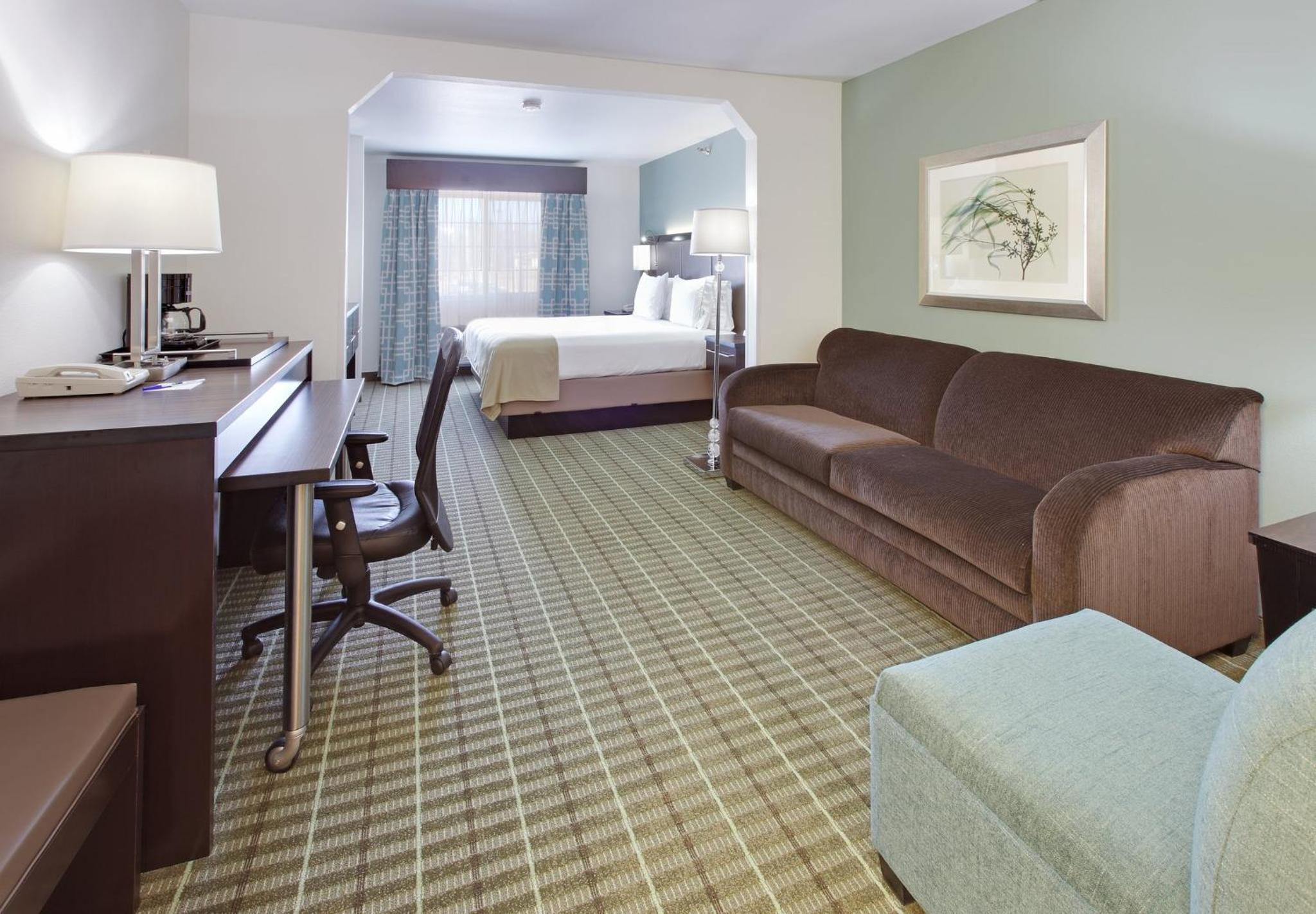 Standard King Room with Sofa Bed - Photo 4