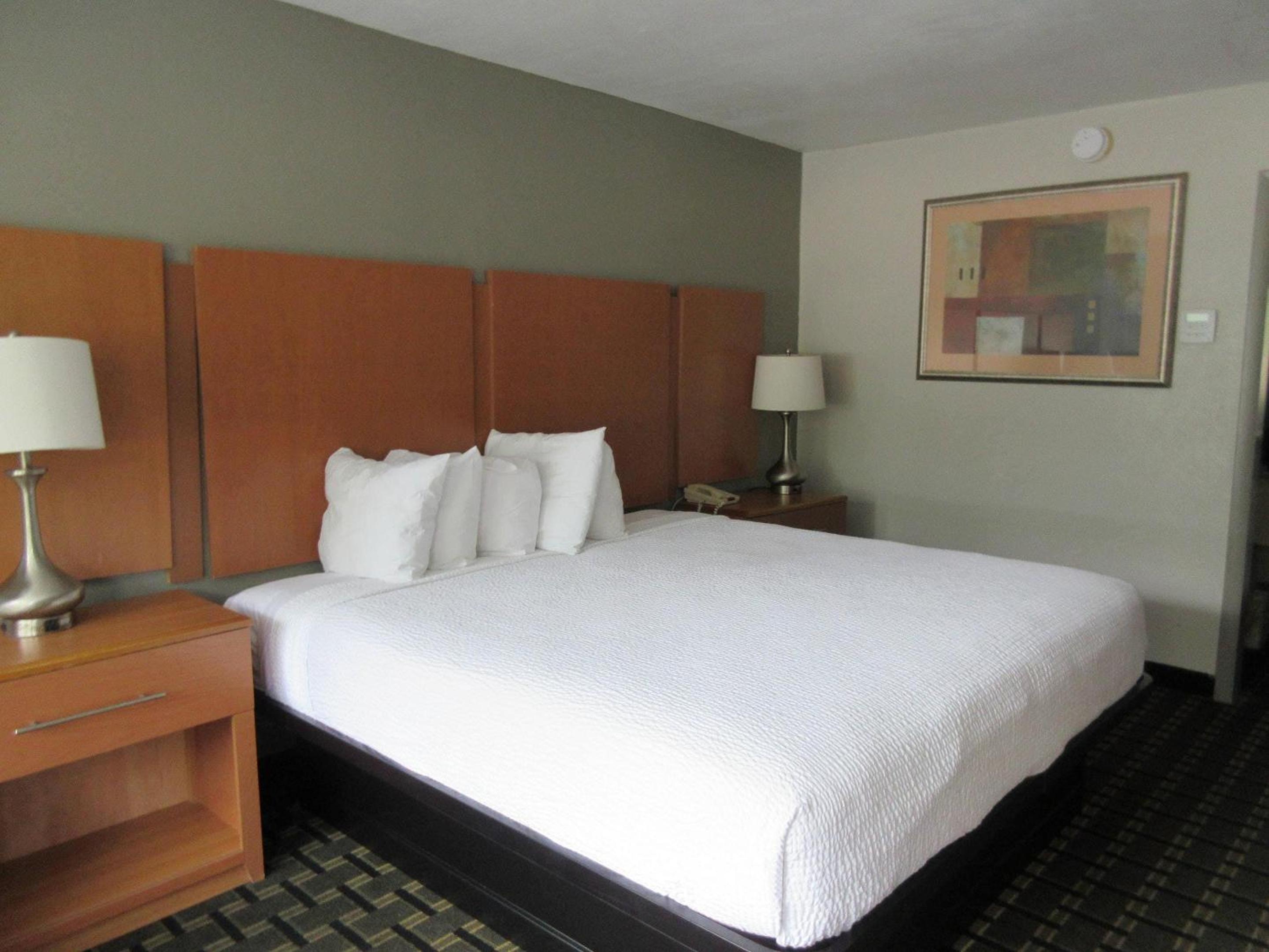 King Room - Non Smoking - Photo 1