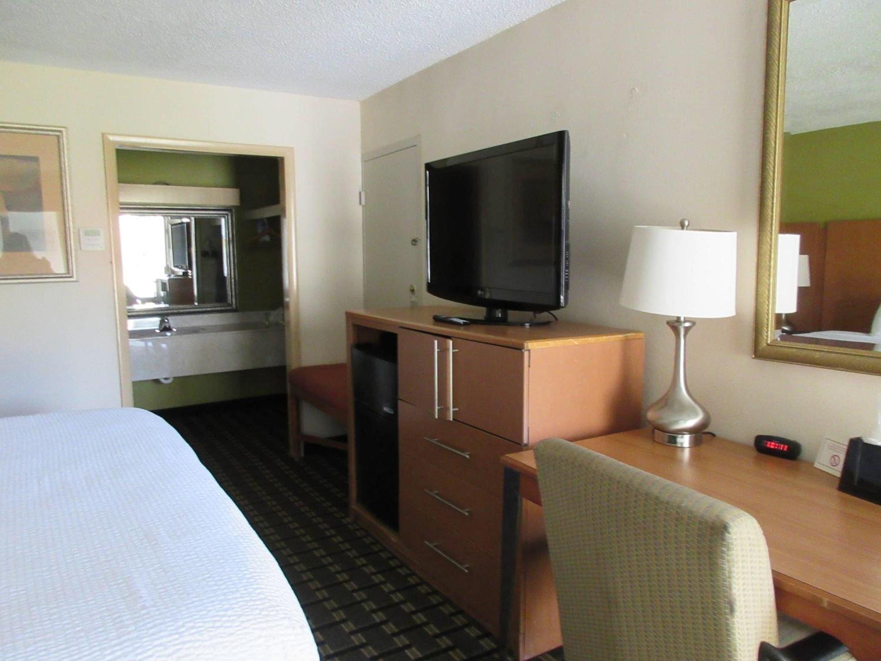 King Room - Non Smoking - Photo 2
