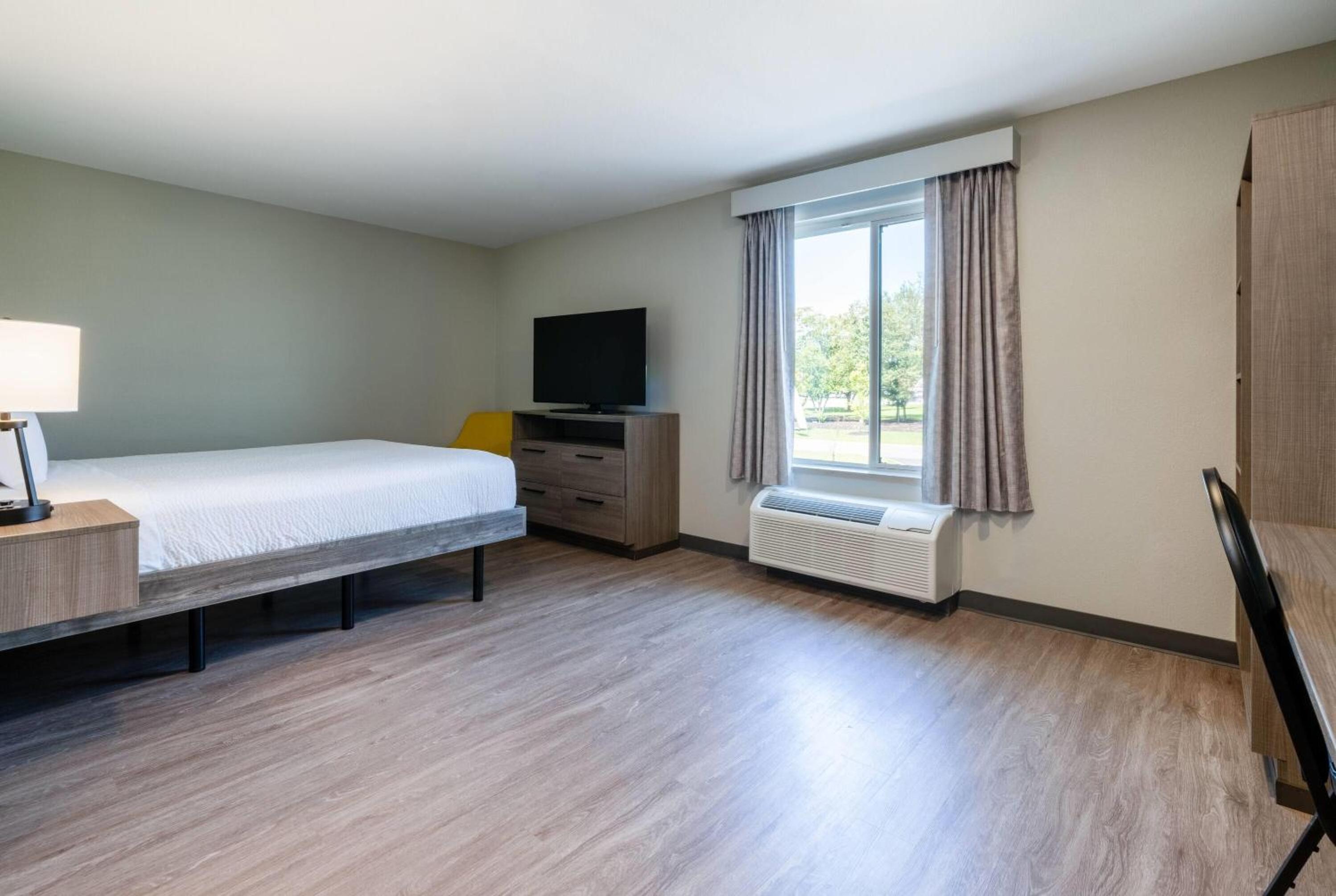 Queen Room with Bathtub with Grab Bars - Mobility Accessible/Non-Smoking
