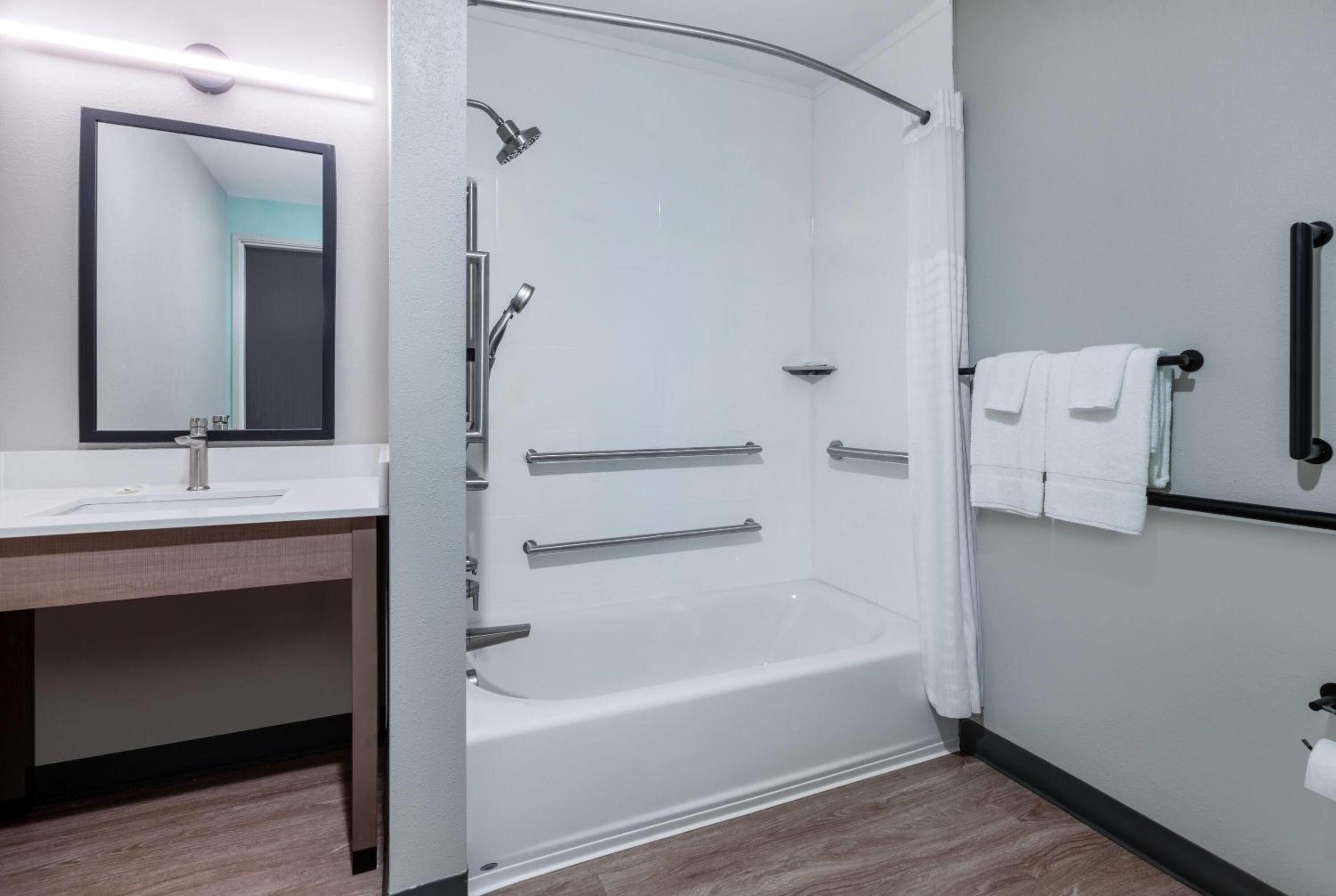 ECHO Suites Extended Stay by Wyndham Colorado Springs Airport, Photo 4