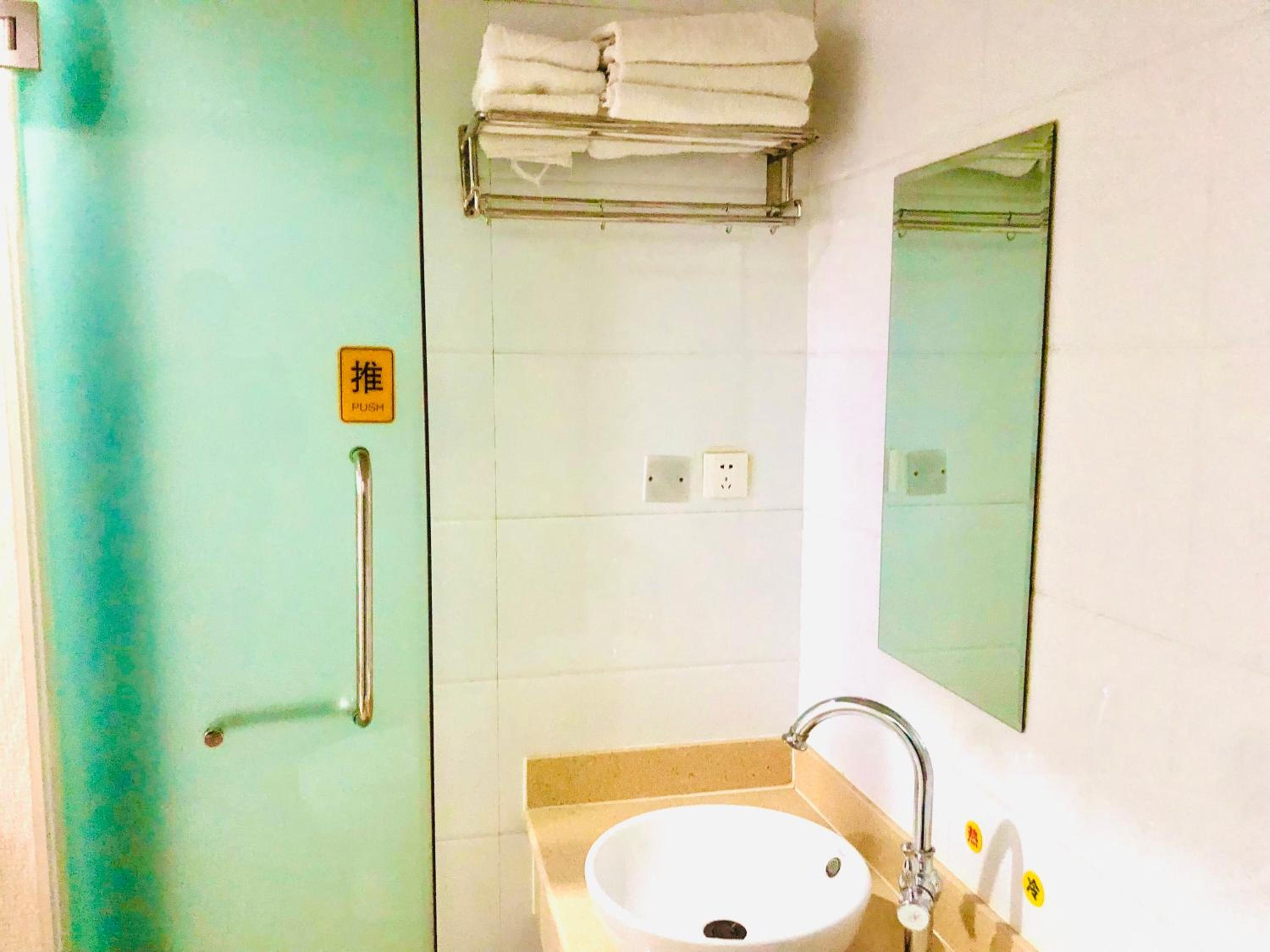 Triple Room with Bathroom - Photo 4