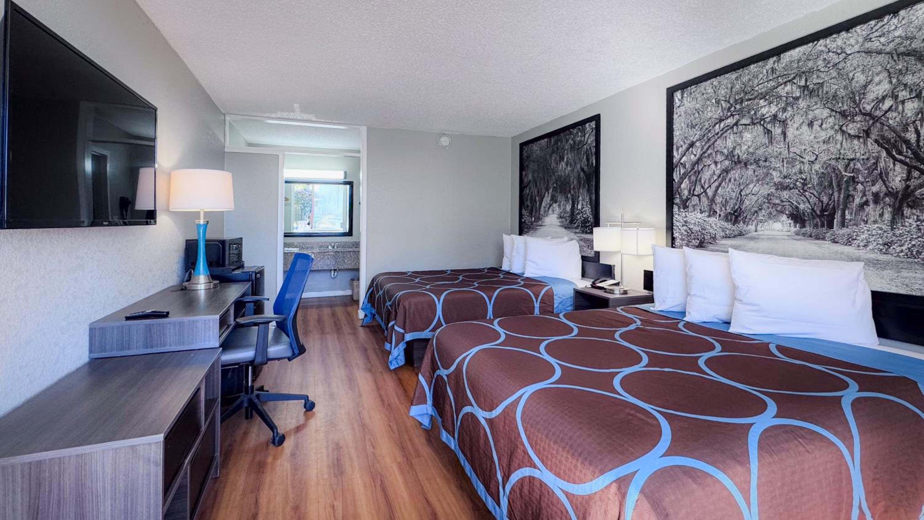 Queen Room with Two Queen Beds - Non-Smoking - Photo 2