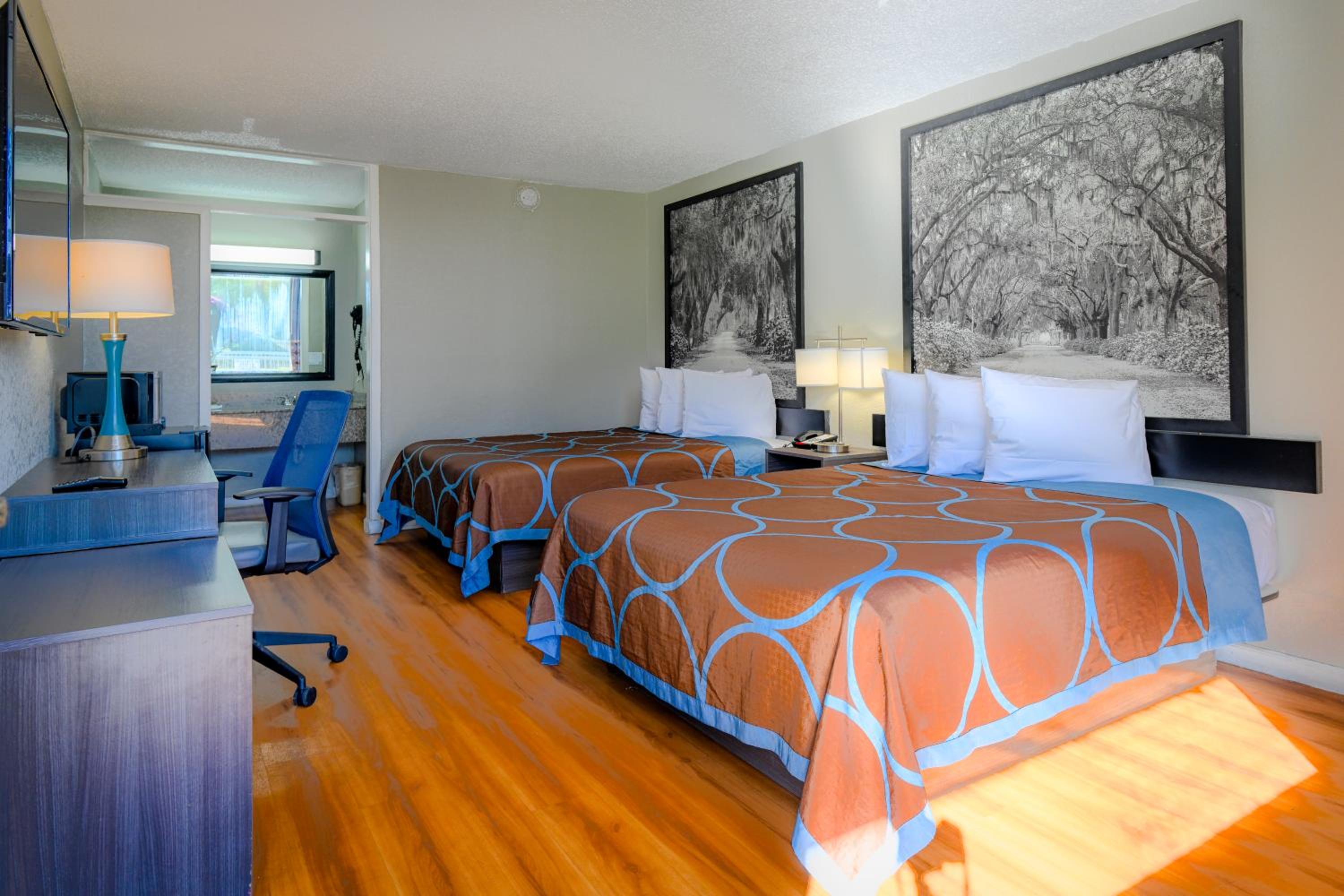 Queen Room with Two Queen Beds - Non-Smoking - Photo 3