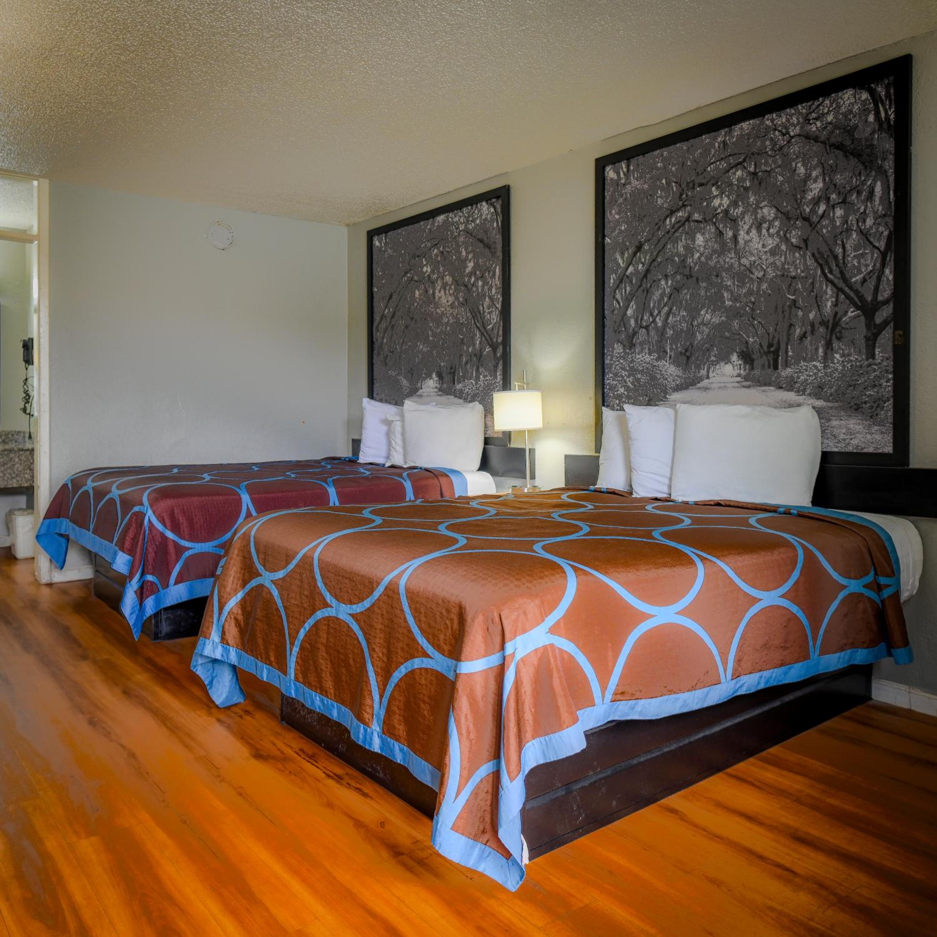 Queen Room with Two Queen Beds - Smoking - Photo 4