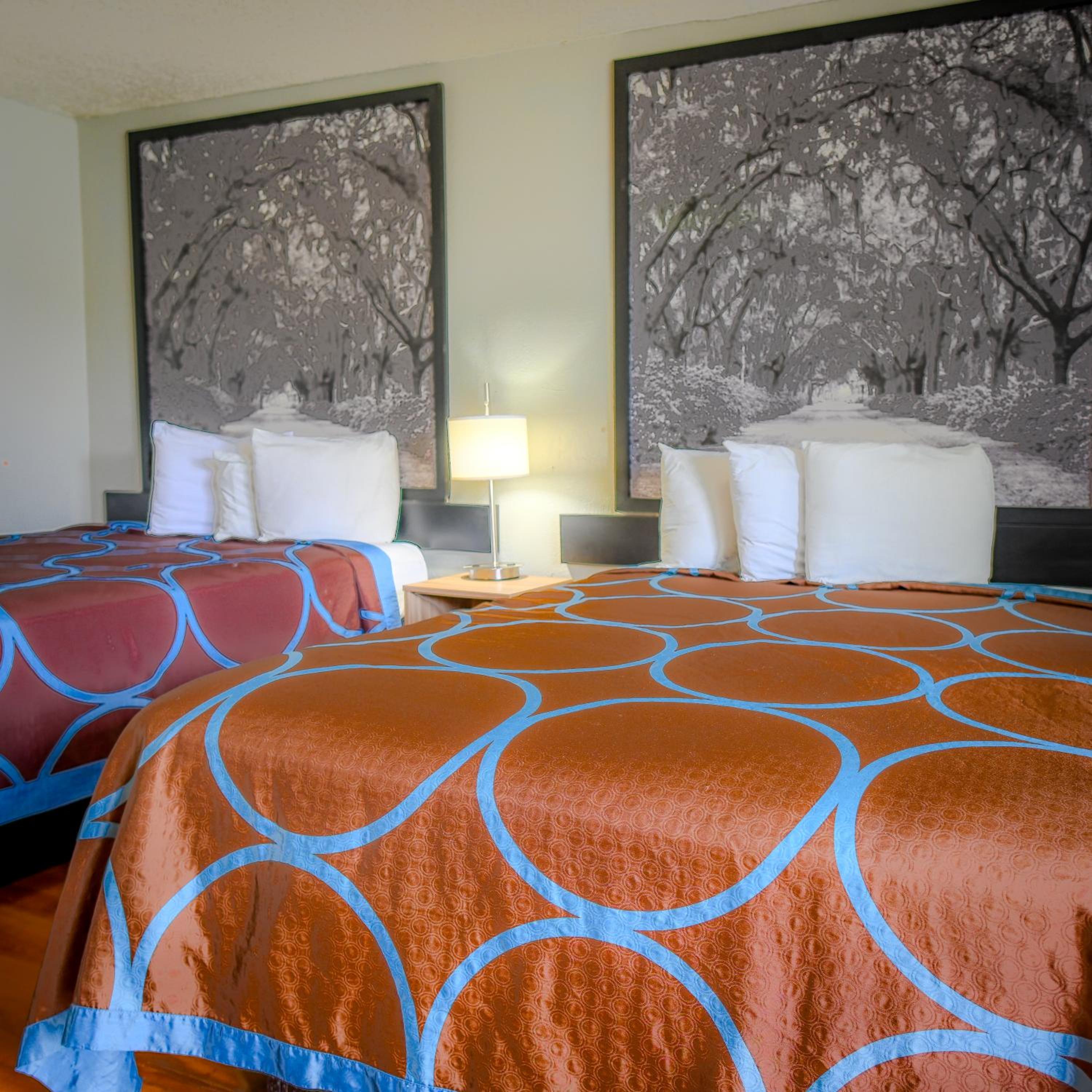 Queen Room with Two Queen Beds - Smoking - Photo 2