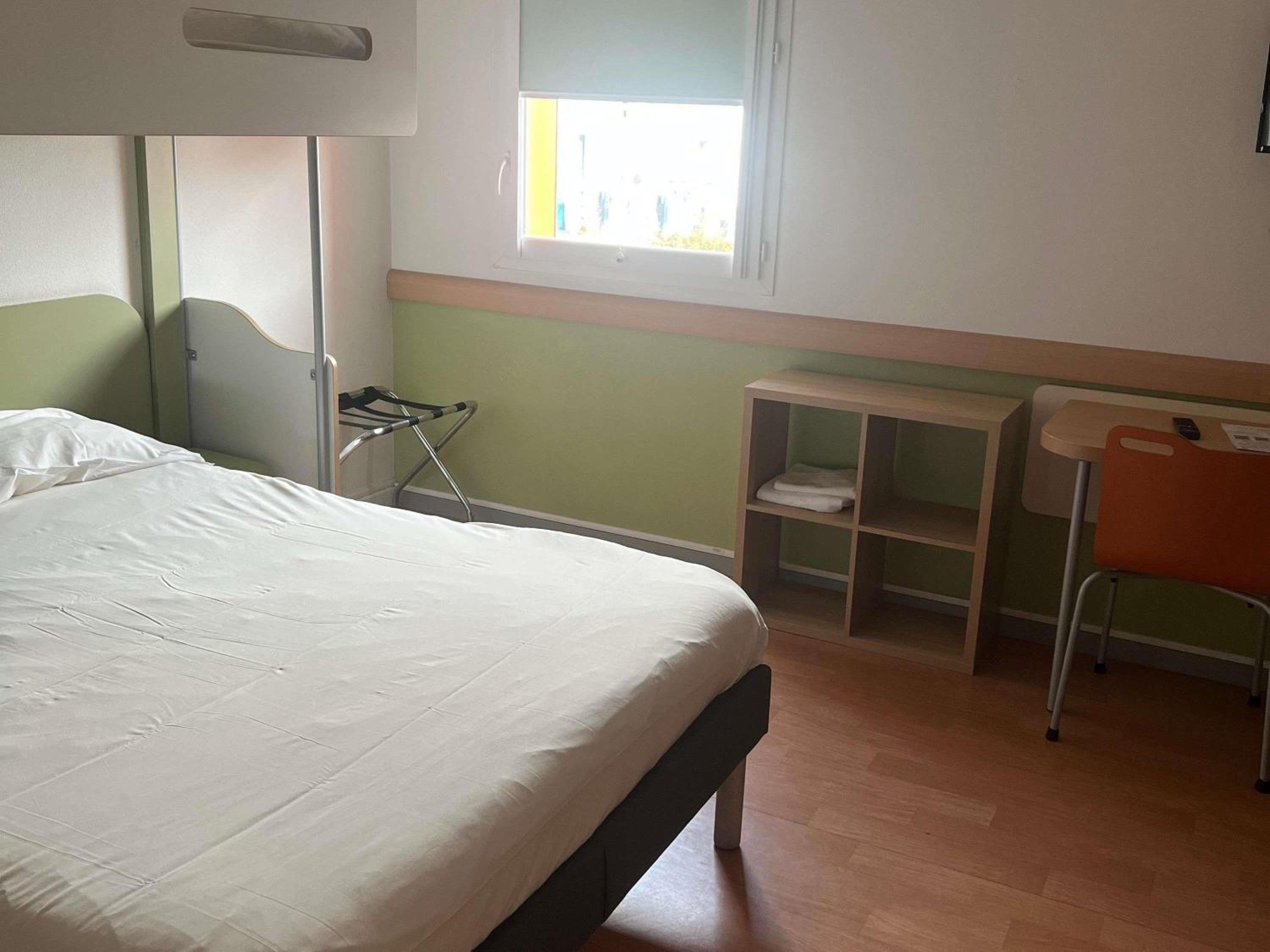 Accessible King Room photo 2