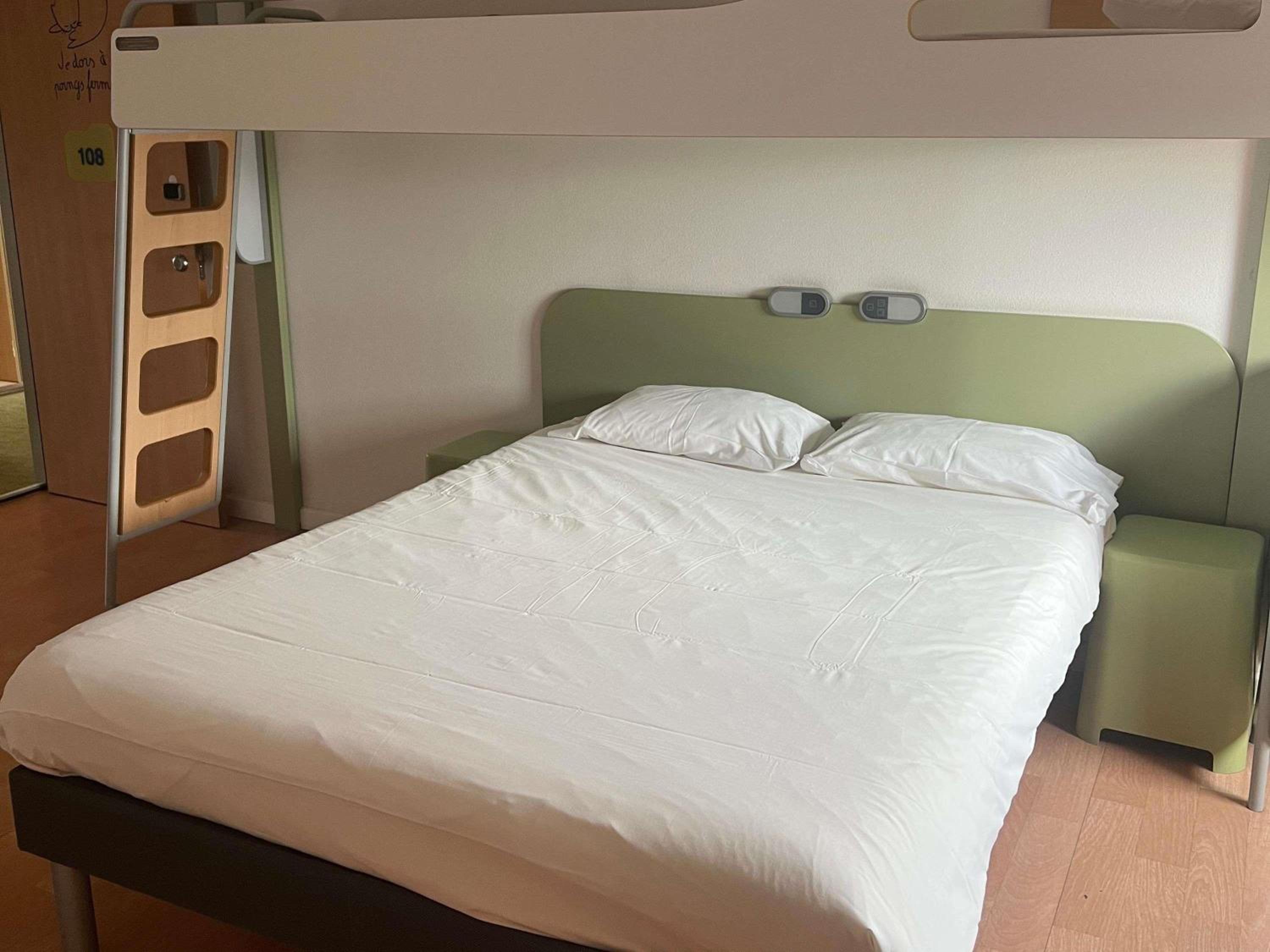 Accessible King Room photo 3