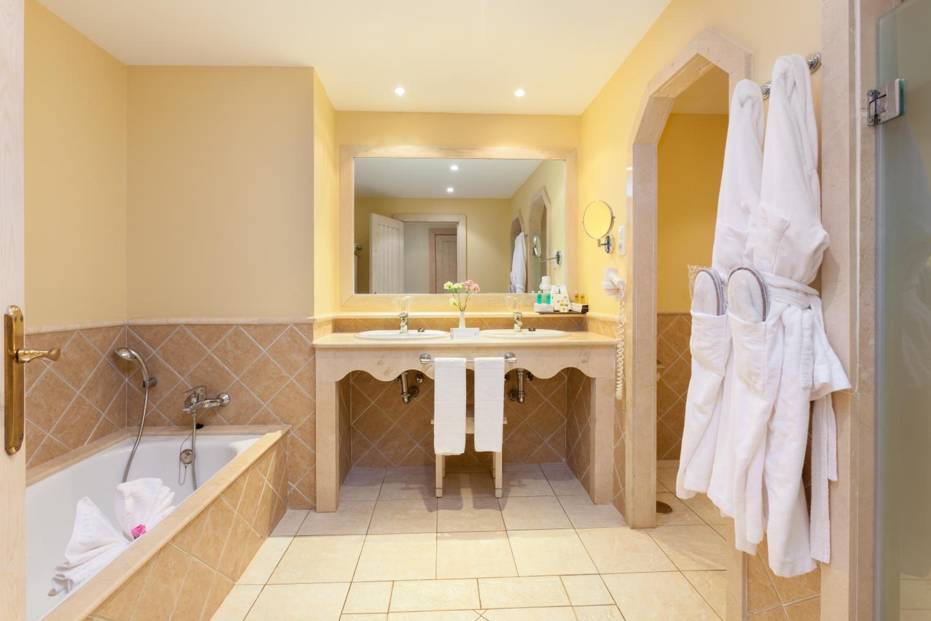 Habitación Familiar Superior (2 adultos + 1 niño) Habitación Familiar Superior (2 adultos + 1 niño)