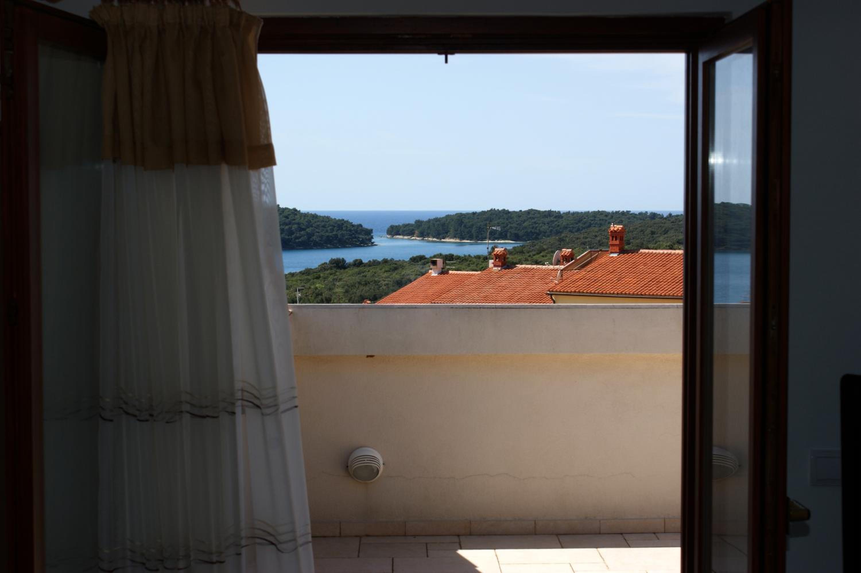 Apartment with Terrace and Sea View - Photo 10