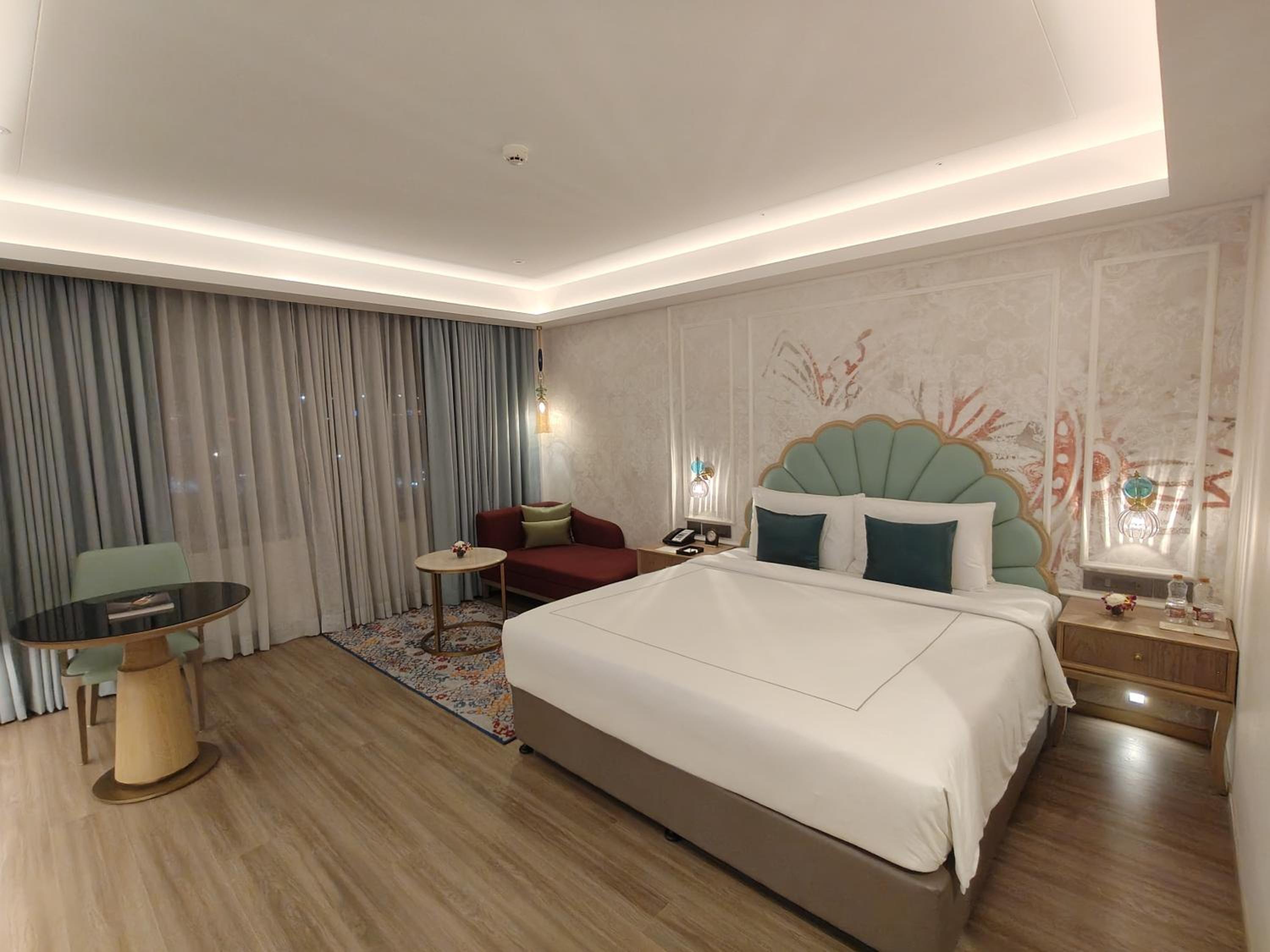 Deluxe Room King Bed - Photo 2