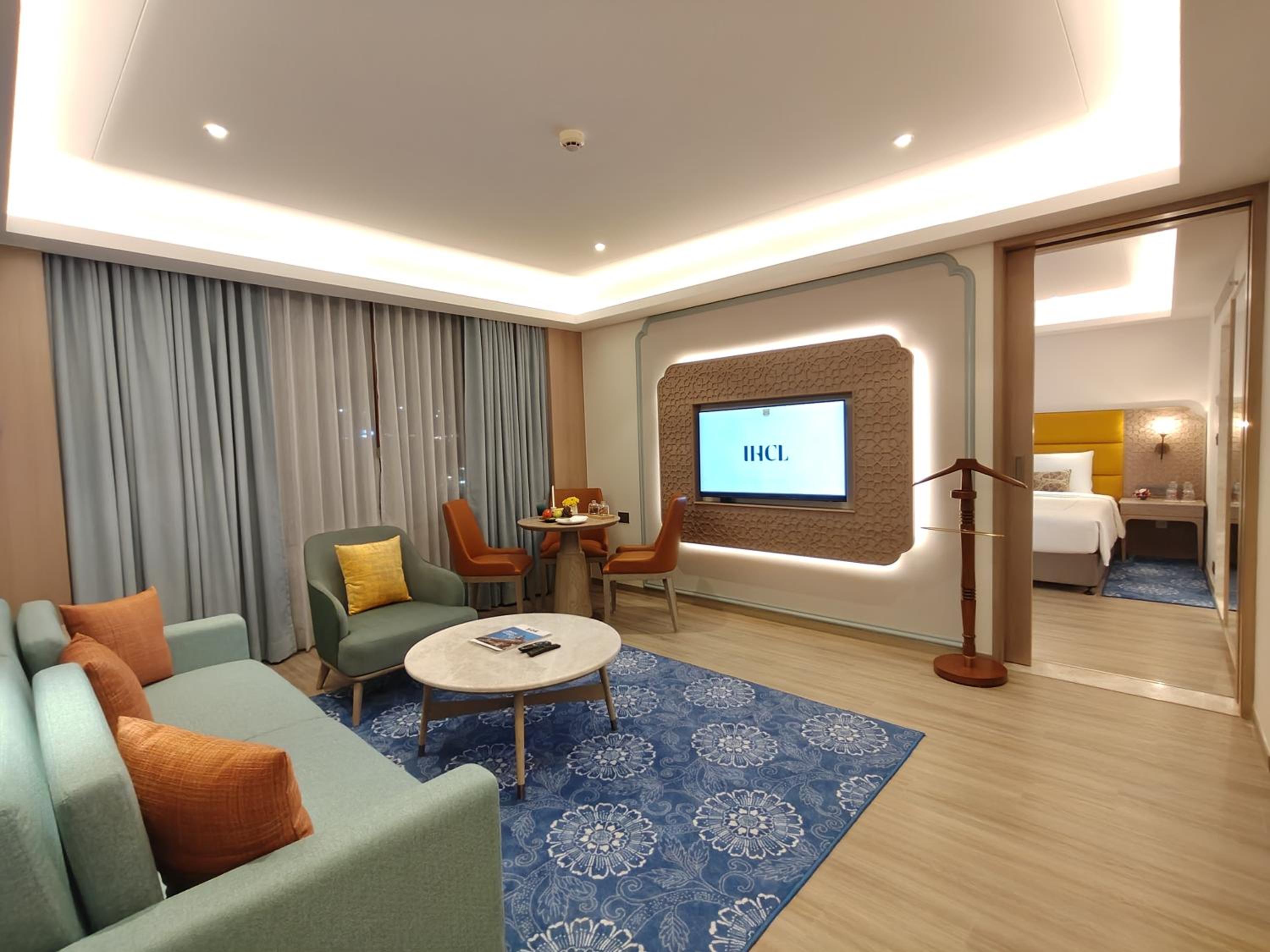 SeleQtion Suite King Bed photo