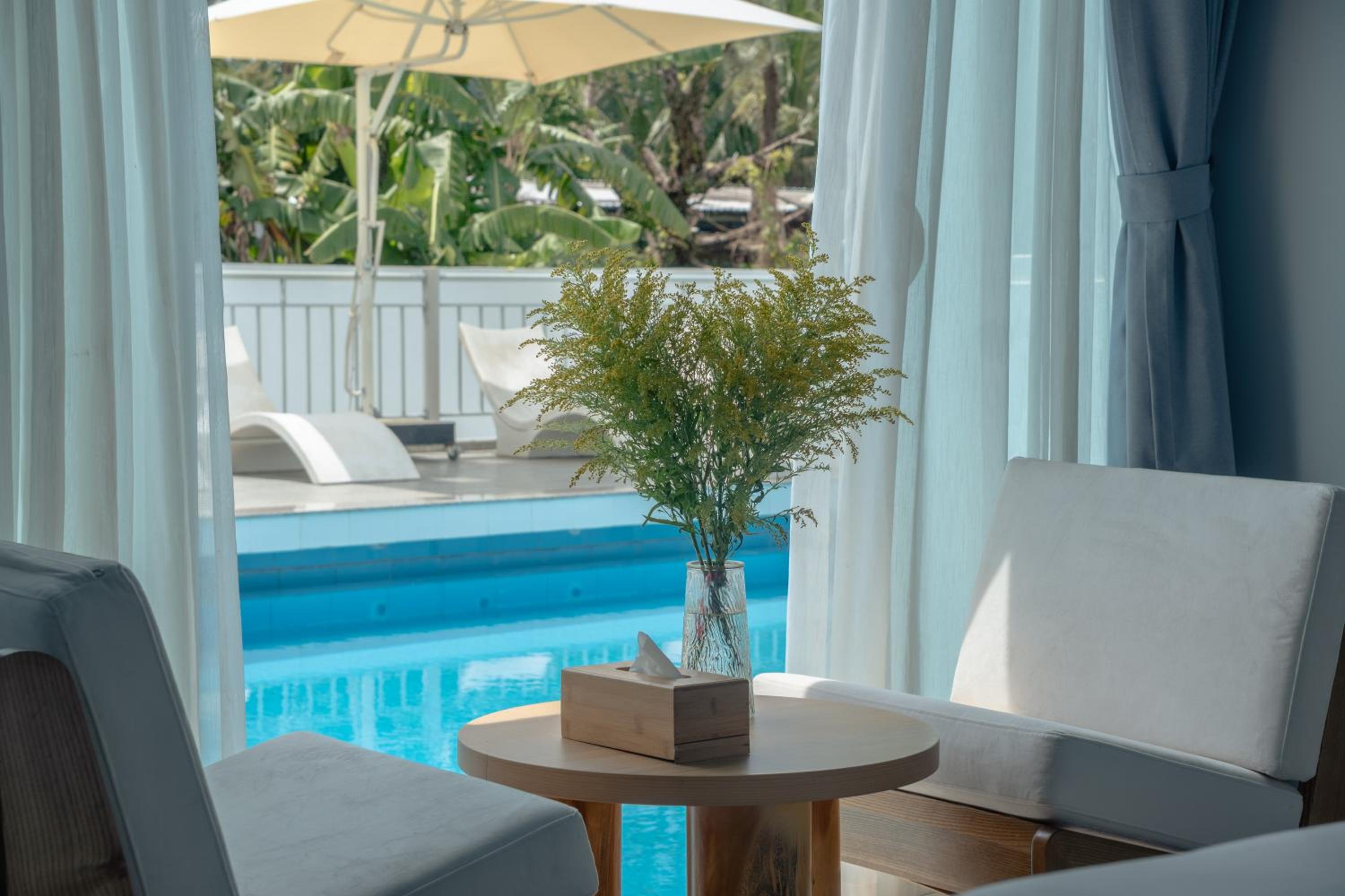 Double Room with Pool View - Photo 11