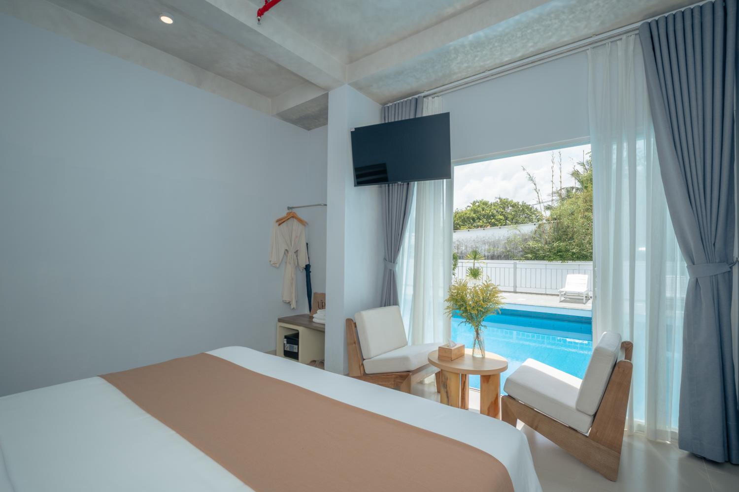 Double Room with Pool View - Photo 12
