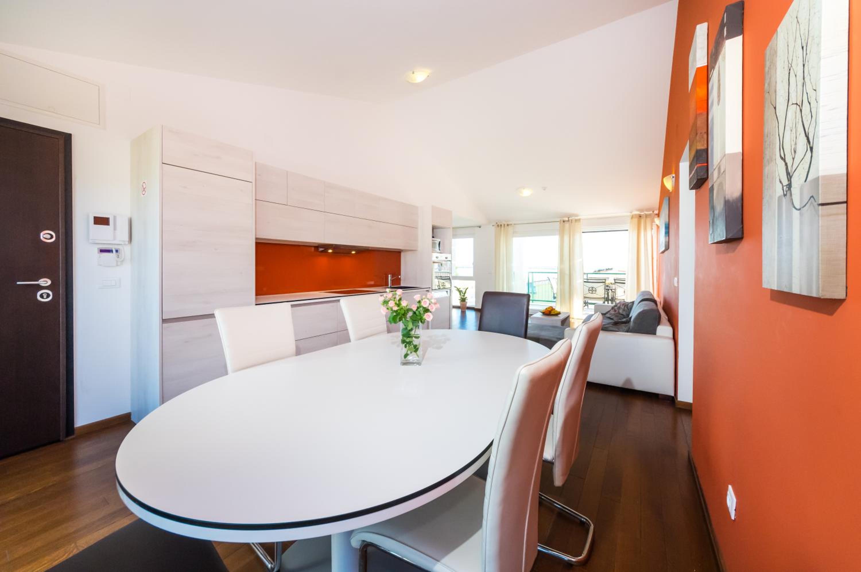 Comfort Two-Bedroom Apartment with Balcony & Sea View  photo 2