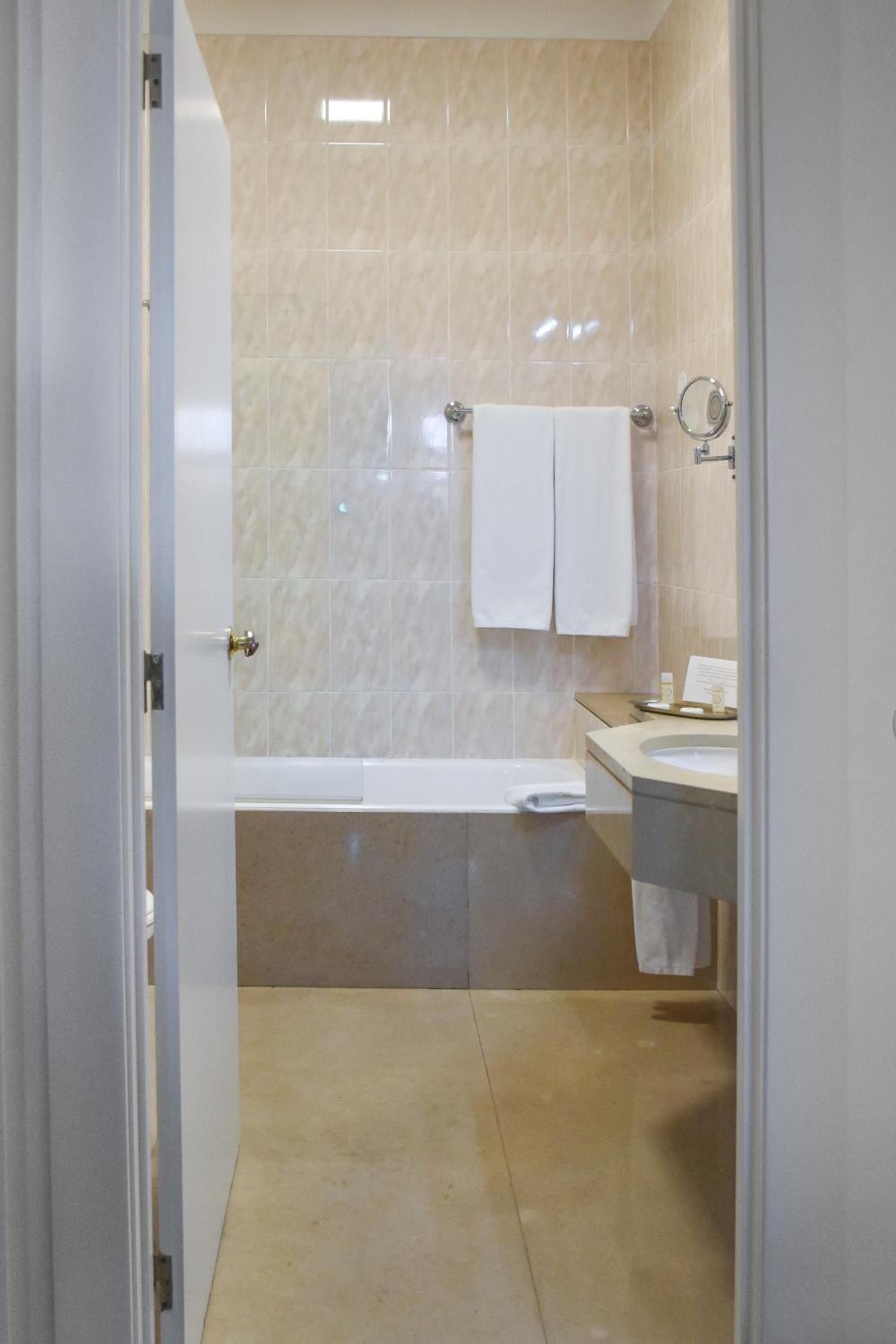 Deluxe Double or Twin Room thumbnail 5