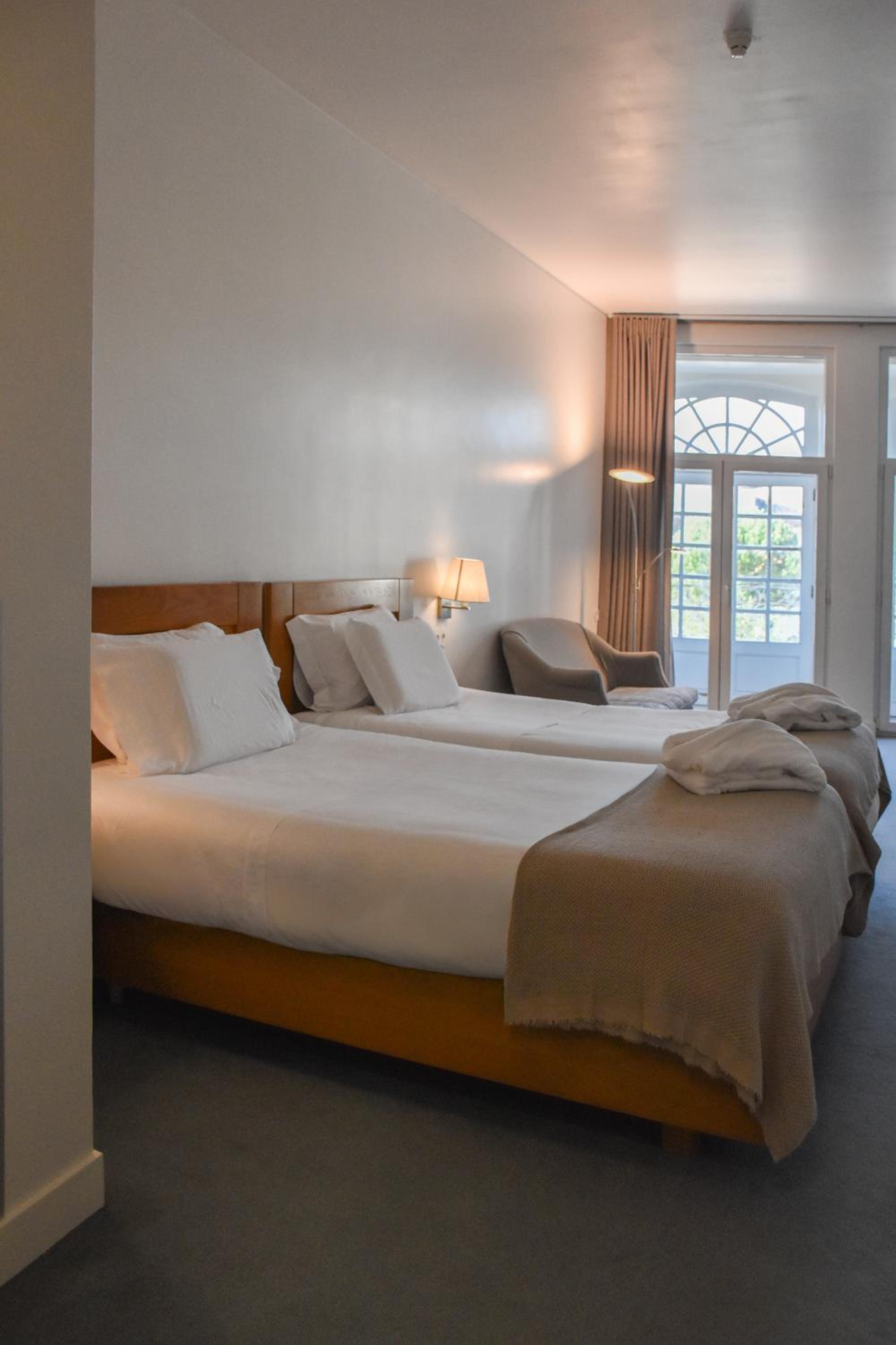 Deluxe Double or Twin Room thumbnail 6