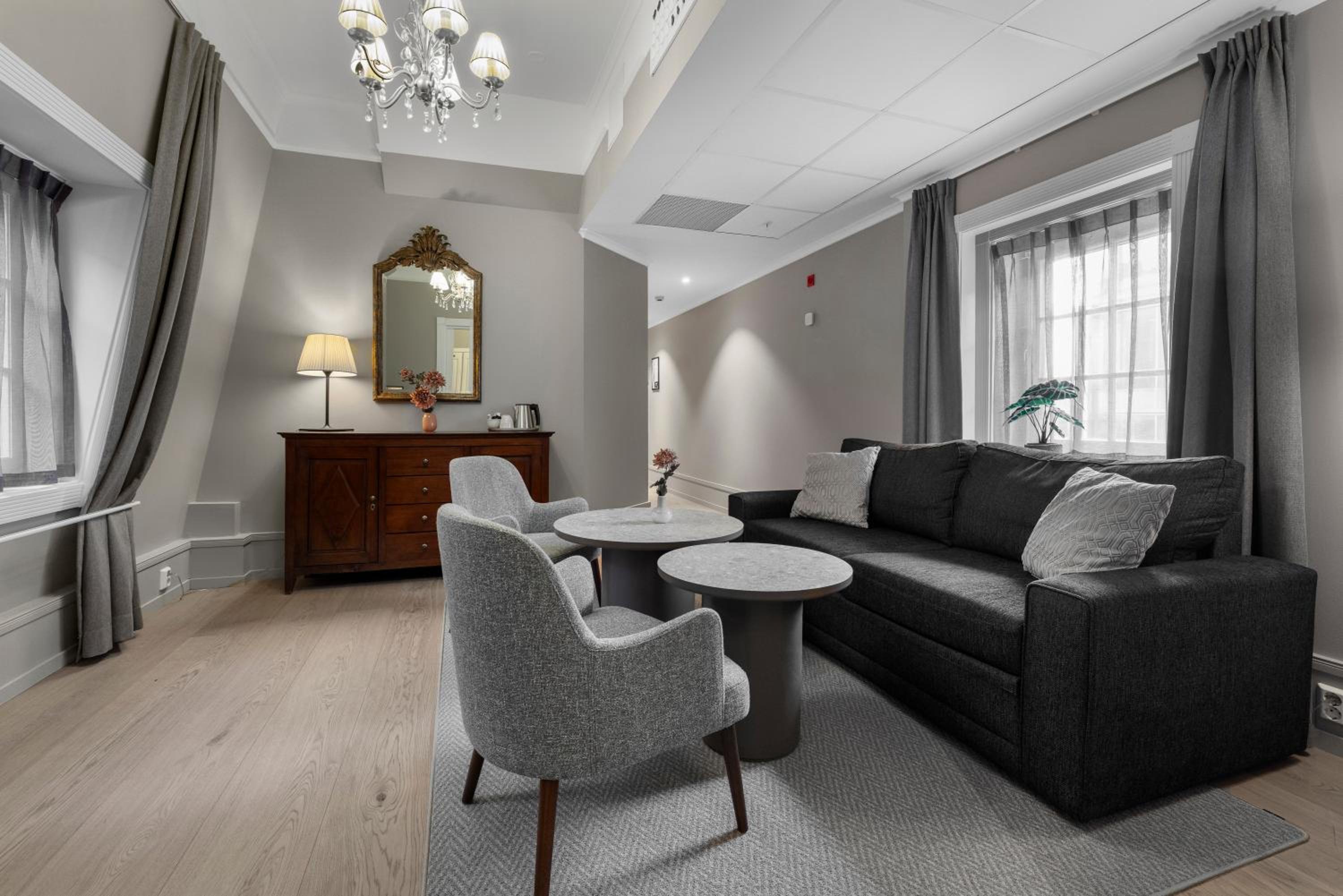 Suite - Photo 3