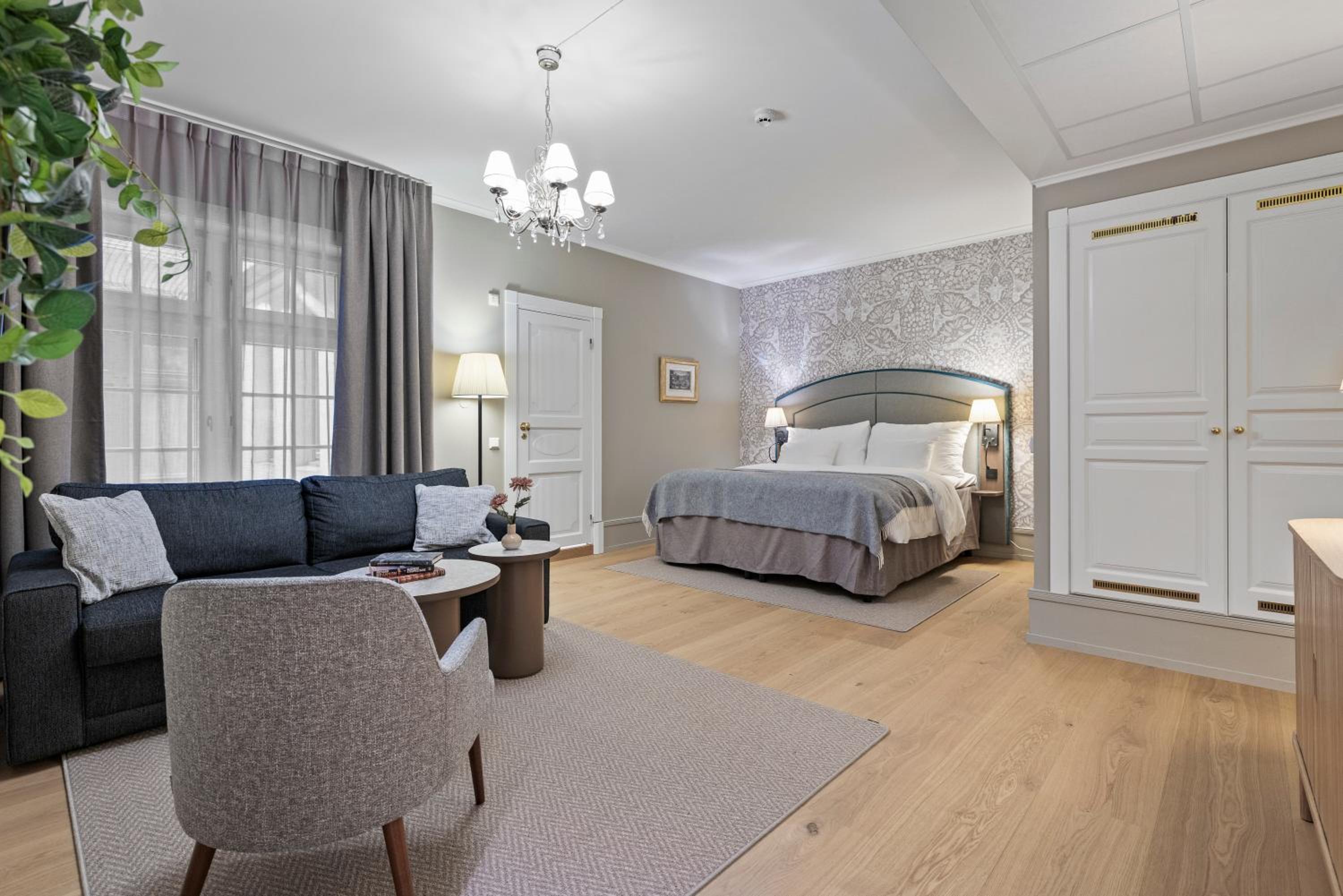 Suite - Photo 1