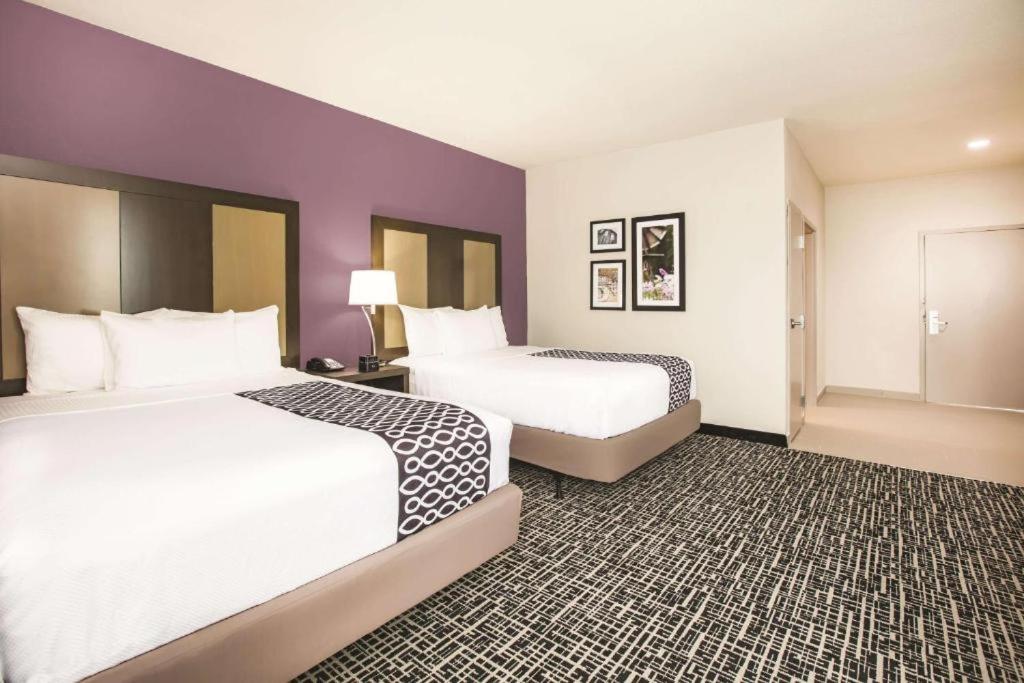 Queen Room with Two Queen Beds photo 2