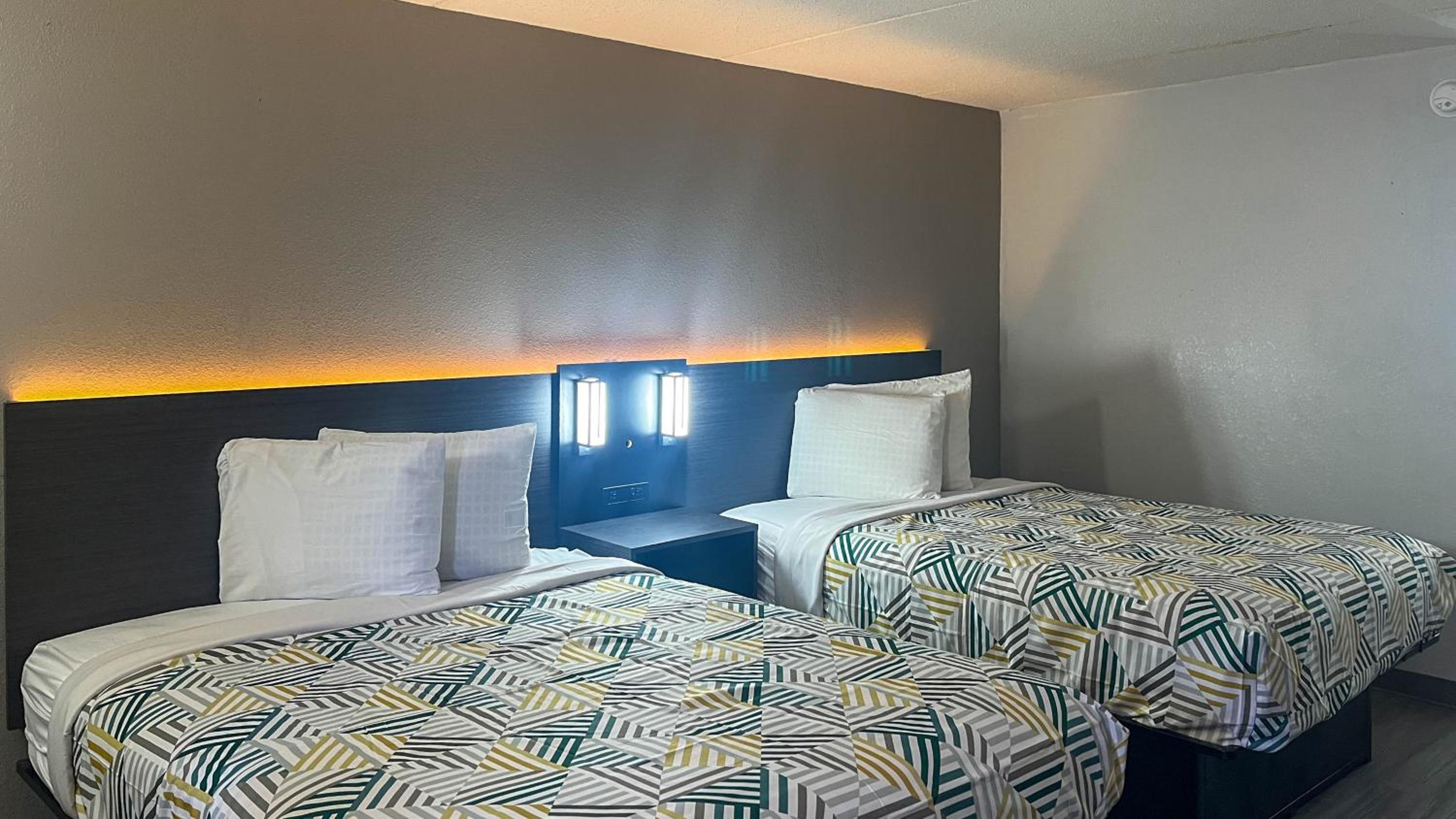 Queen Room with Two Queen Beds photo 2