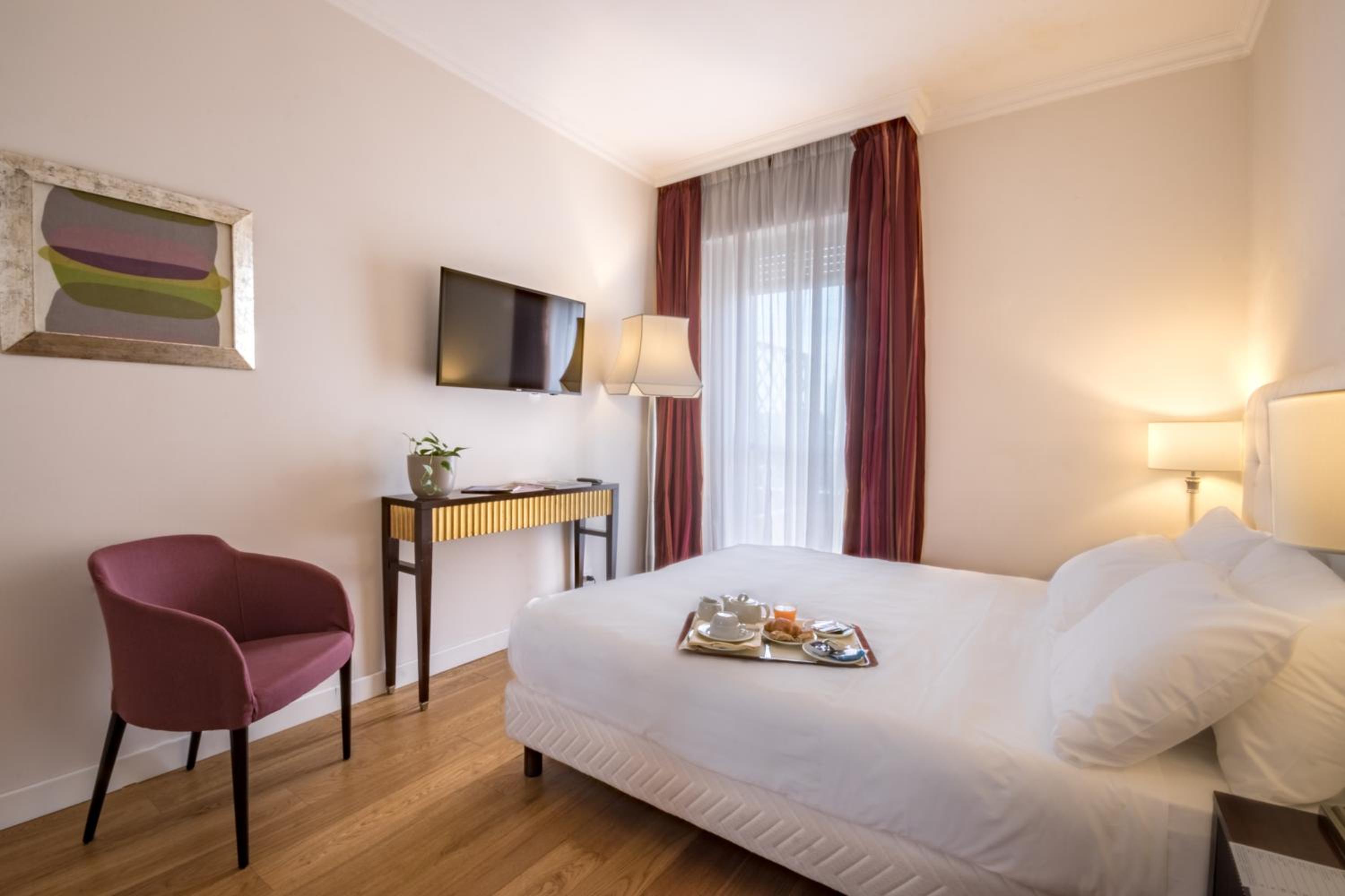 Suite with Balcony - Photo 2