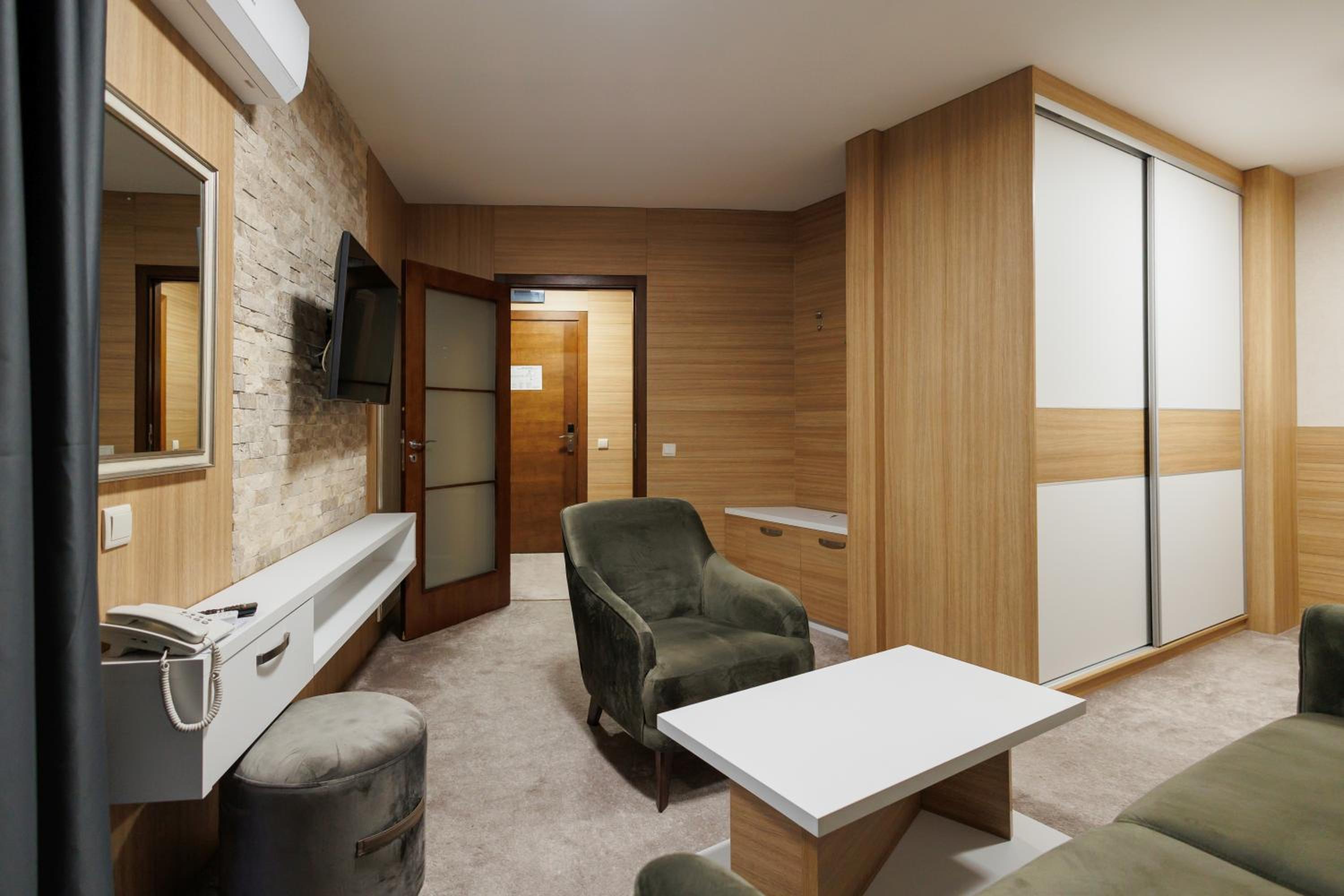 One-Bedroom Deluxe Apartment photo 2