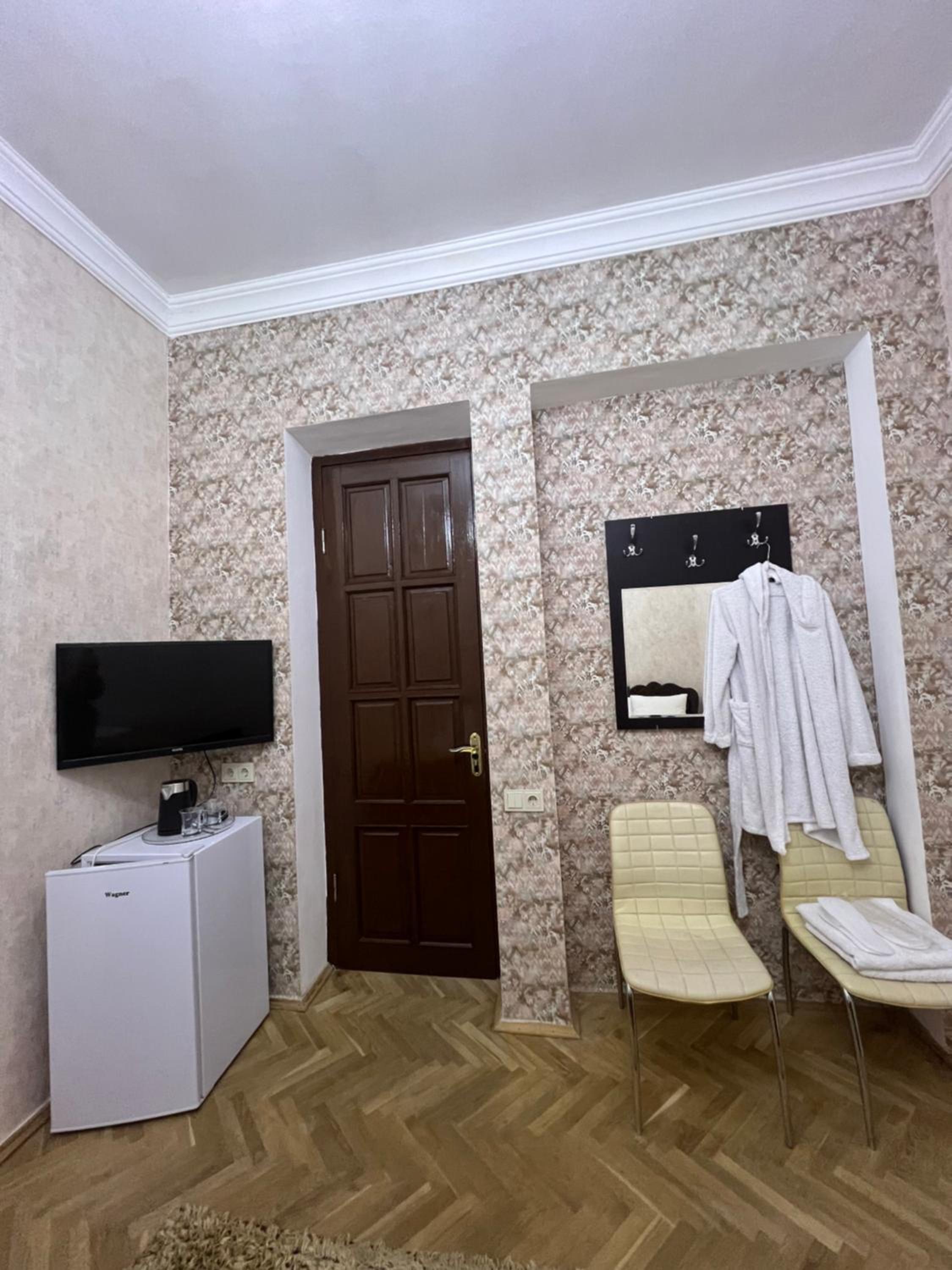 Standard Twin Room with Shared Bathroom photo 3