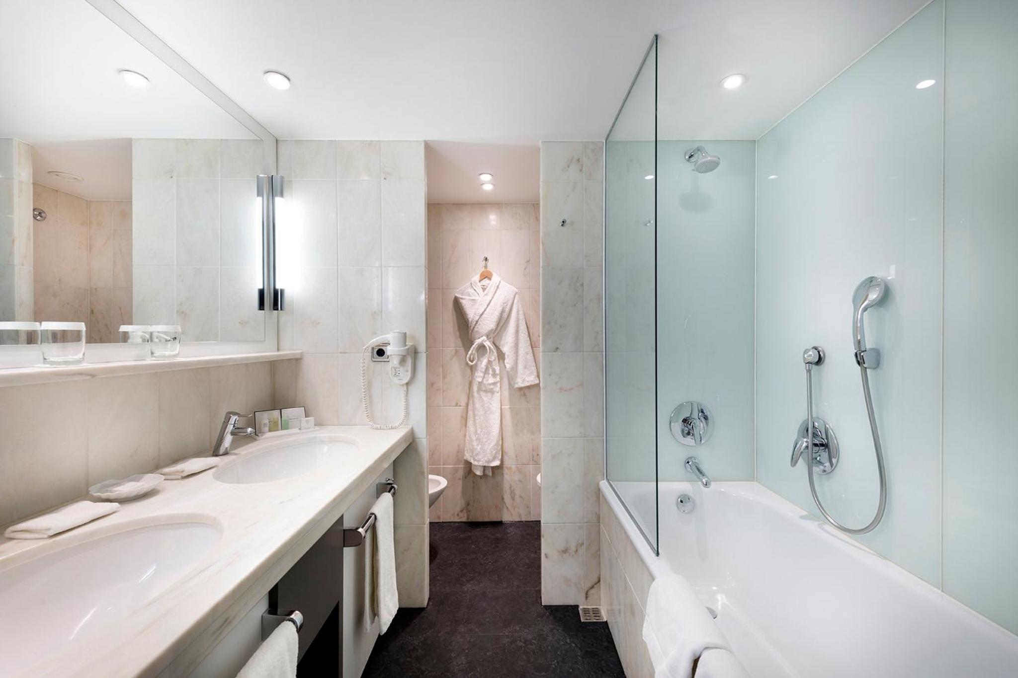 Premium King Room with River View - Photo 1