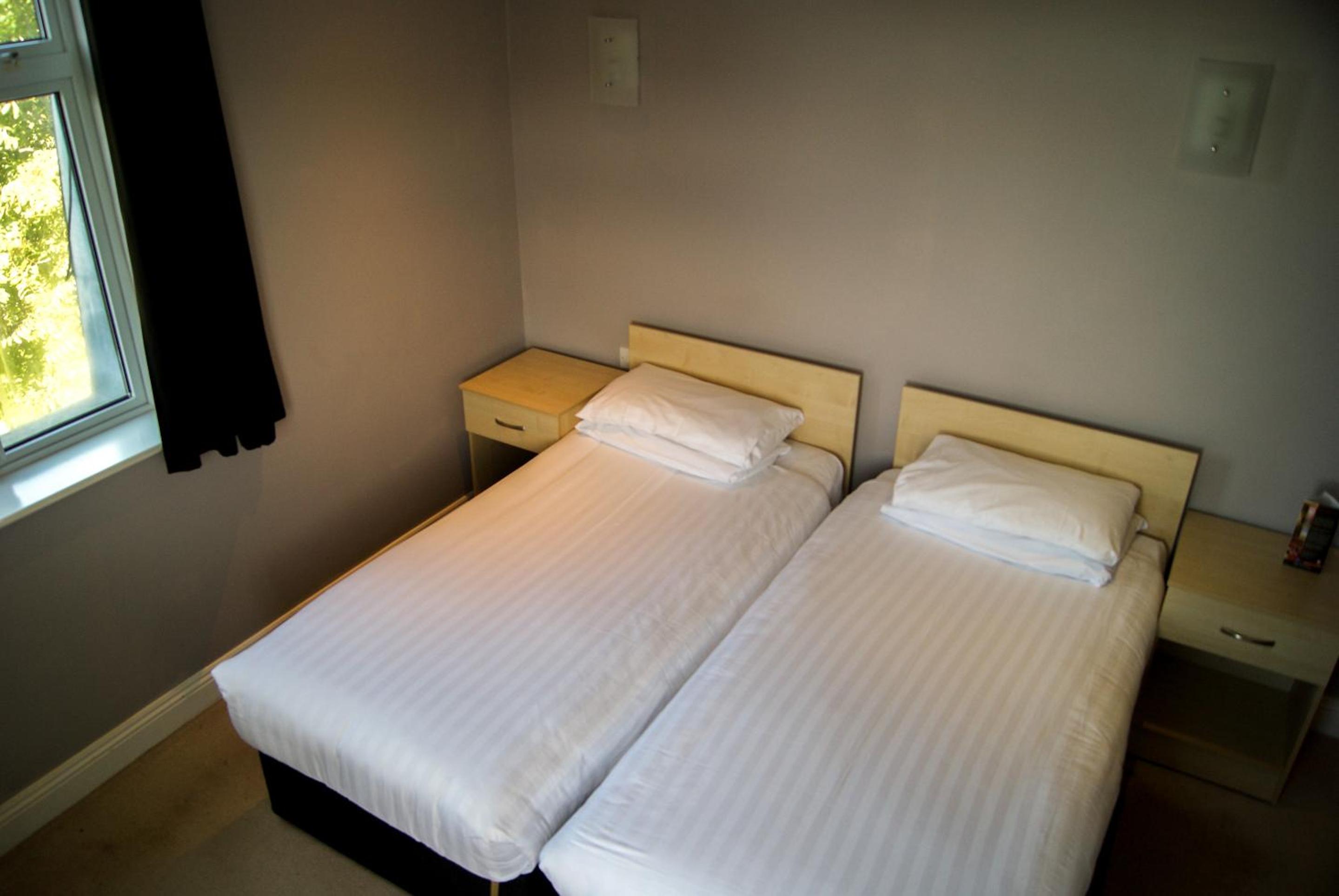 Standard Twin Room - Photo 3