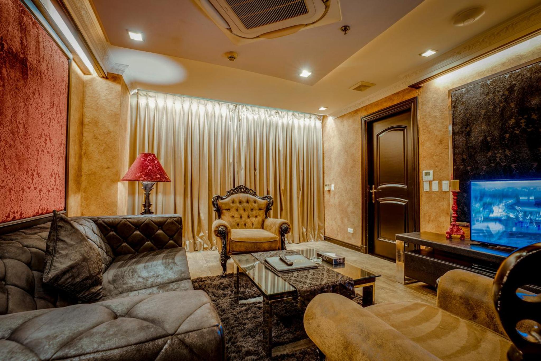 Executive Suite - Photo 2