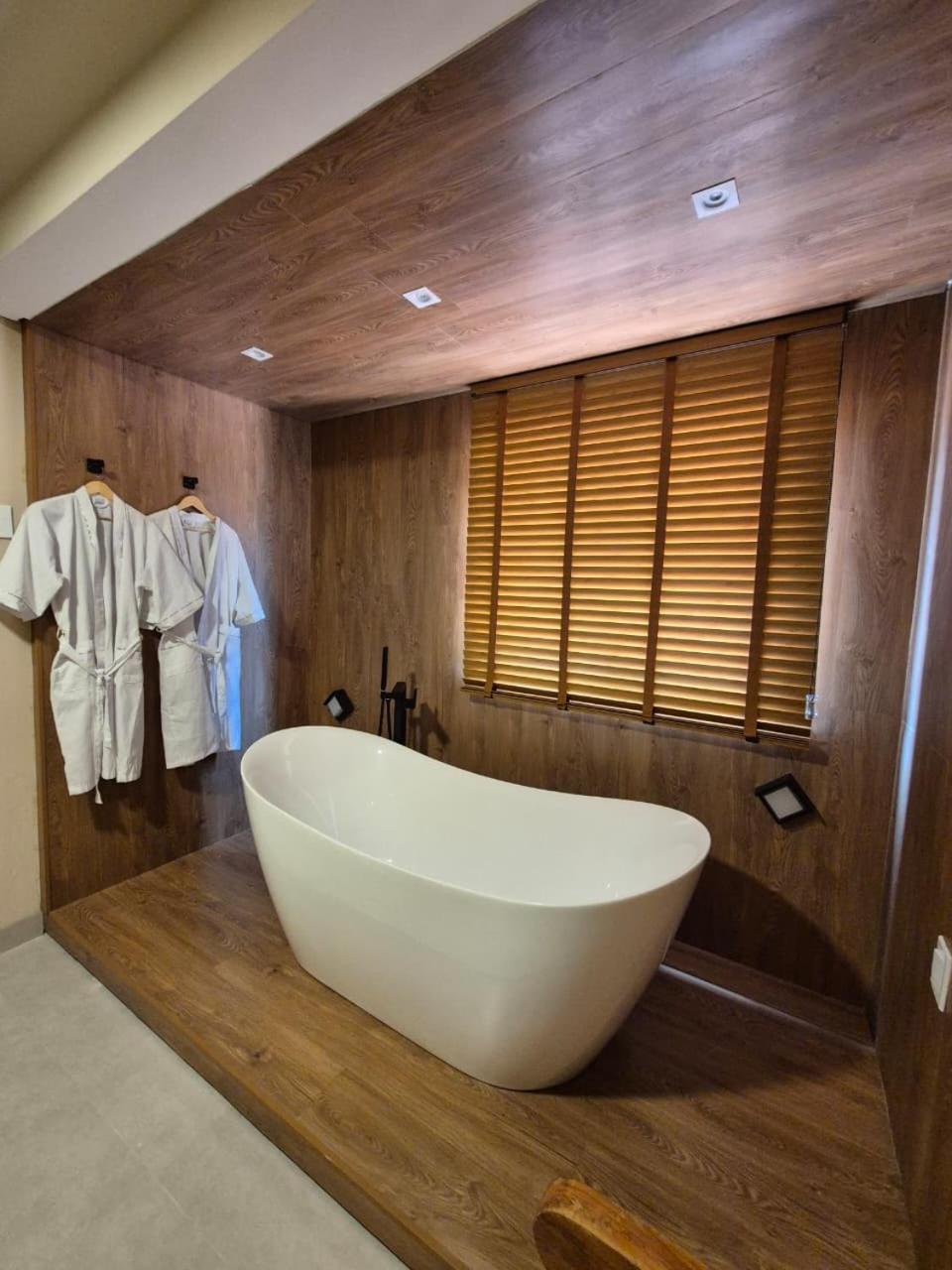 Deluxe One-Bedroom Apartment