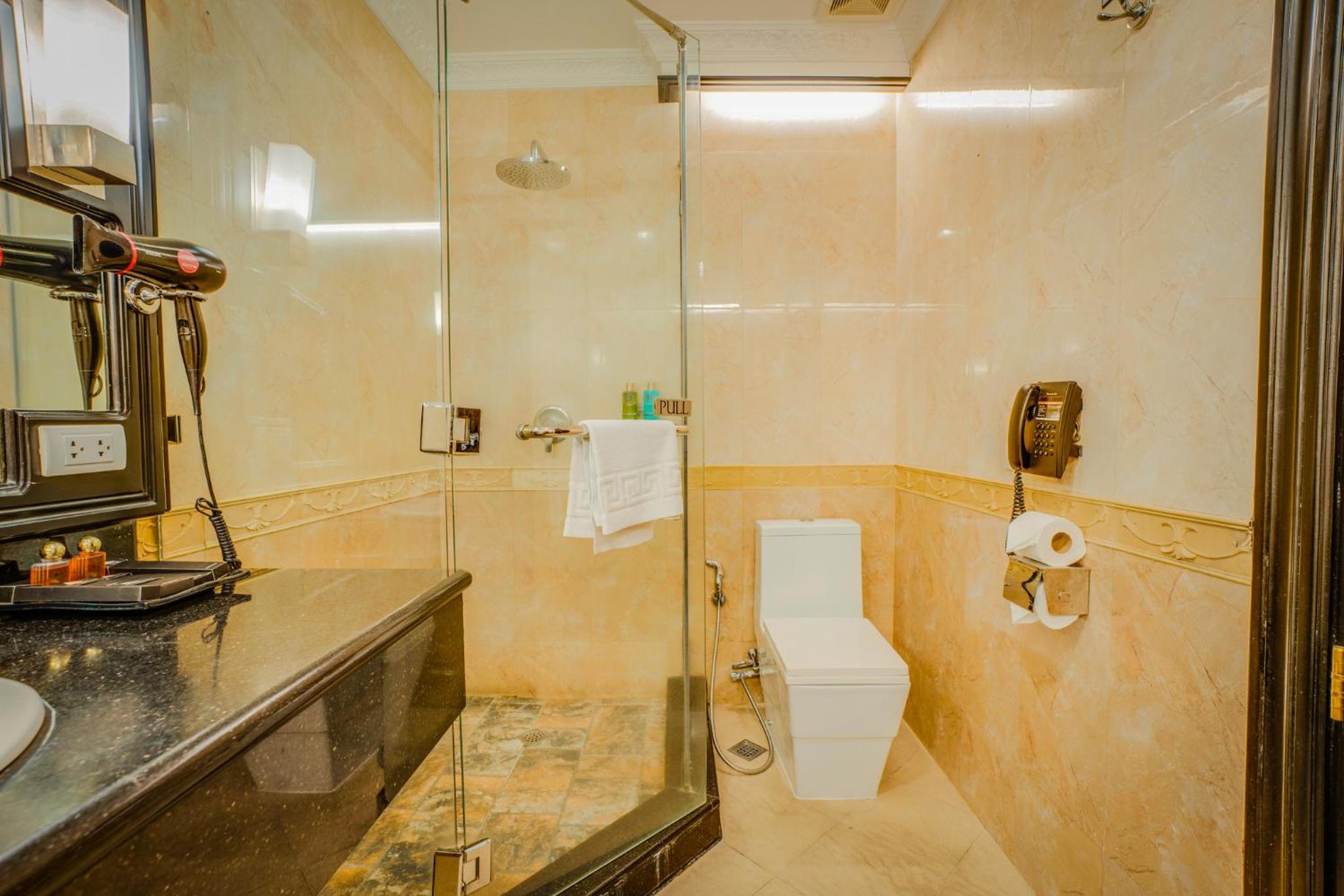 Executive Suite - Photo 6